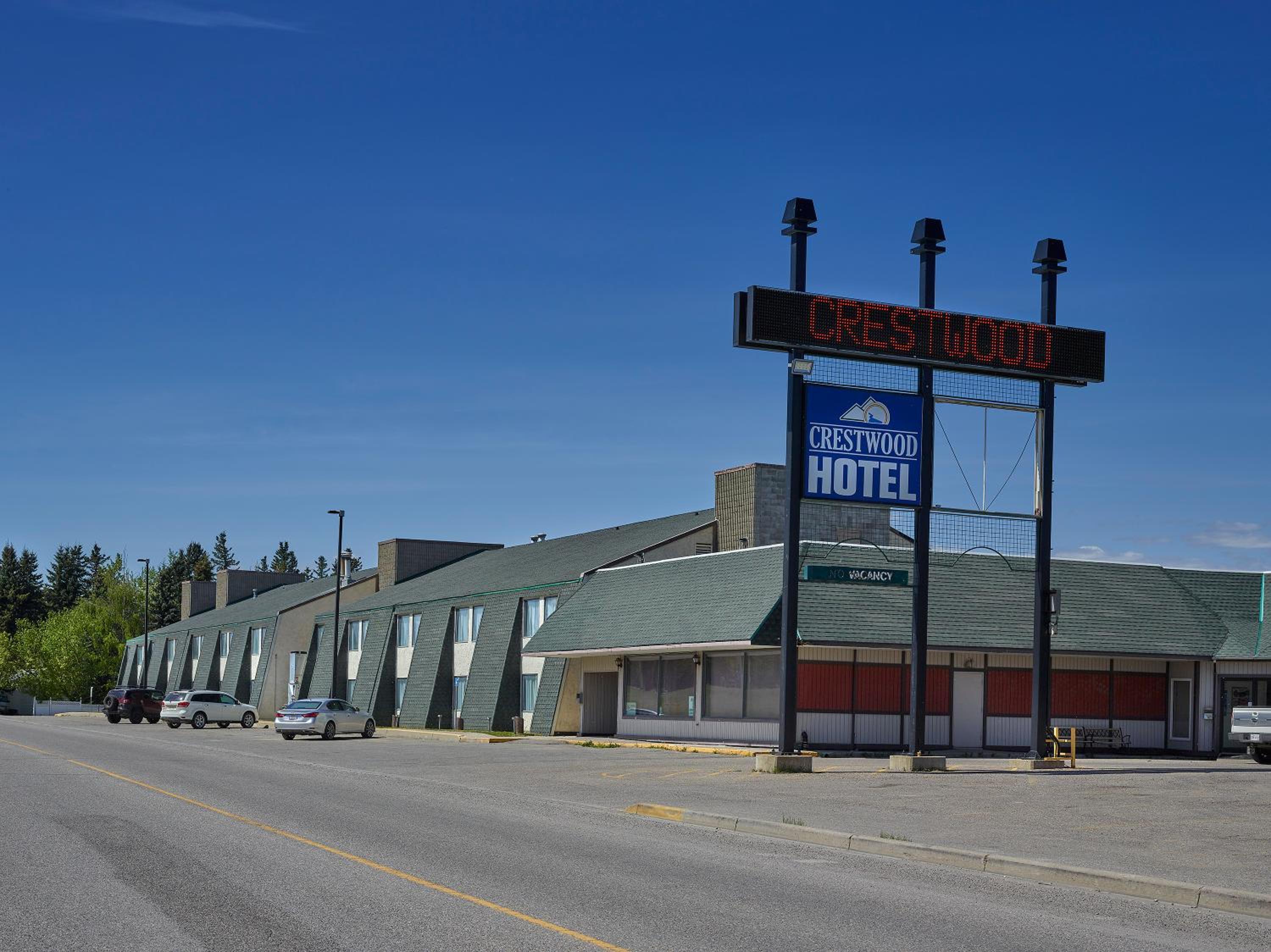 Hinton Vacations - Crestwood Hotel - Property Image 2
