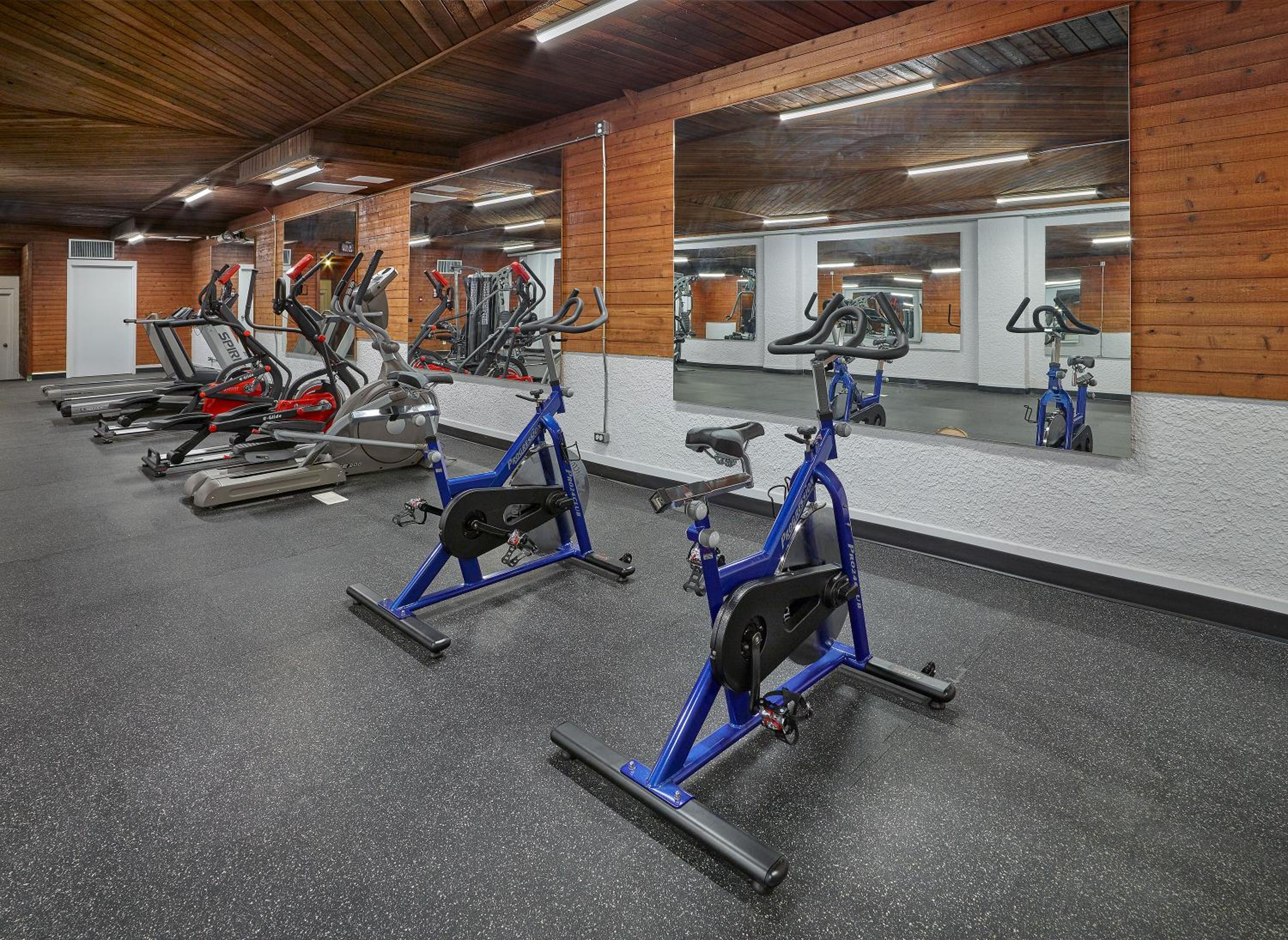 Hinton Vacations - Crestwood Hotel - Property Image 12