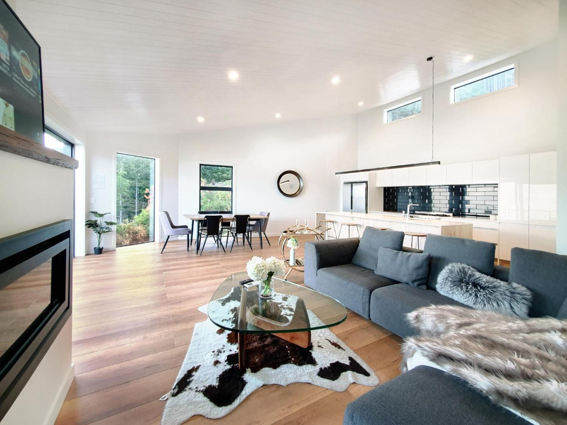 Modern Luxe House with Magnificent View view 5