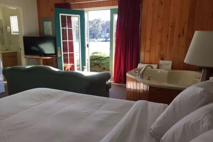 Algonquin Lakeside Inn