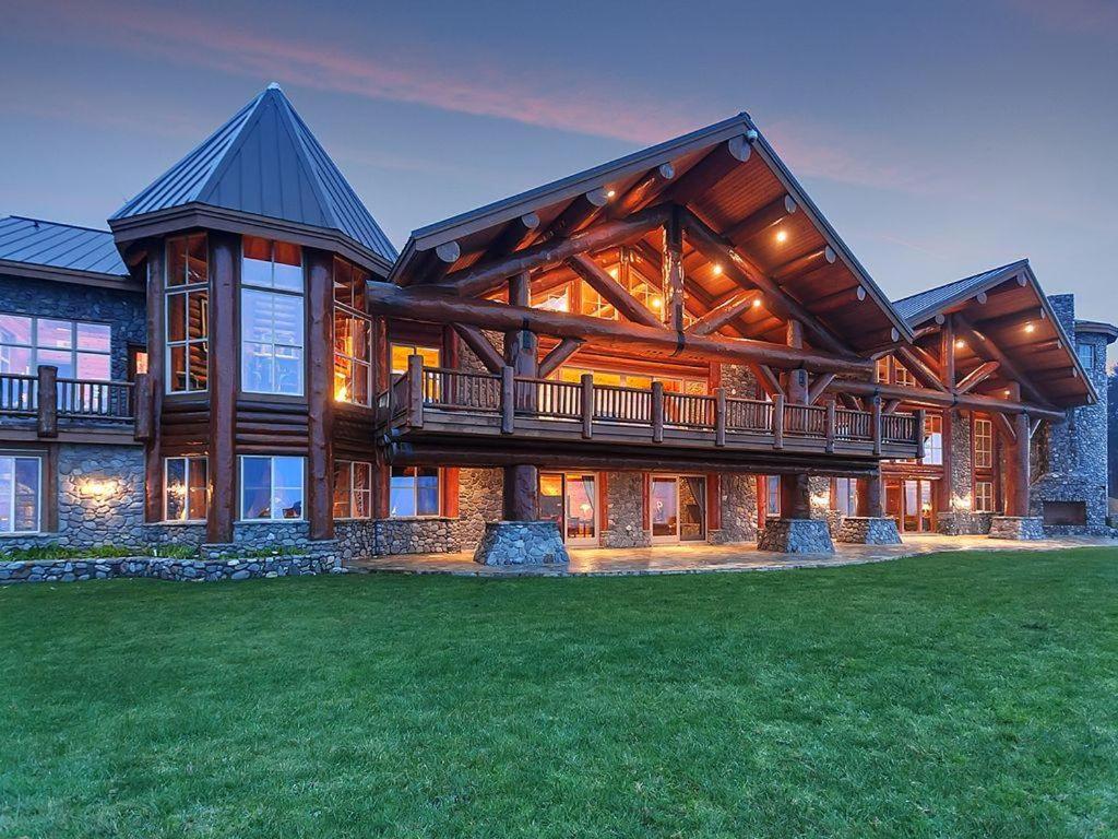 LX28: Gold Beach Oceanfront Estate in Ophir, US