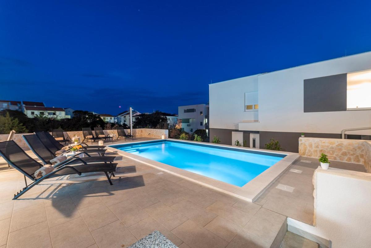 Villa Adria 2 luxury apartment with a pool view 4