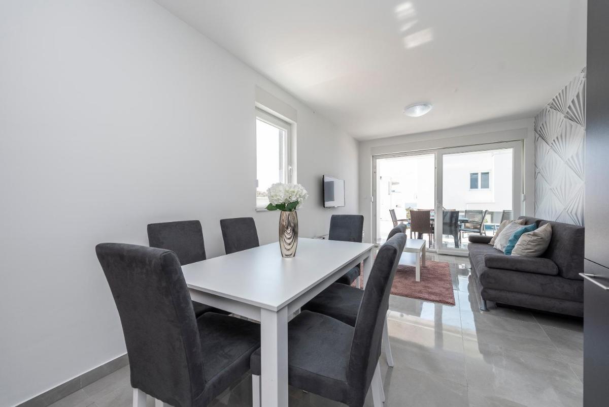 Villa Adria 2 luxury apartment with a pool view 2
