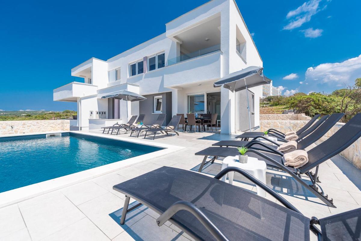 Villa Adria 2 luxury apartment with a pool view 5