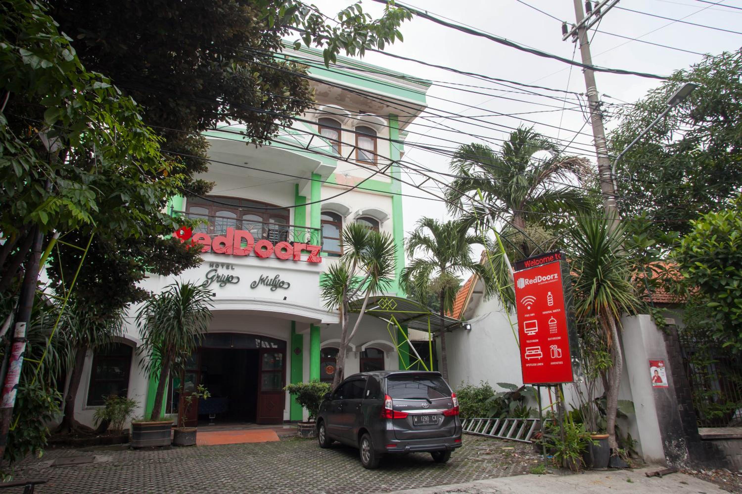 RedDoorz @ Genteng Surabaya 2 view 3