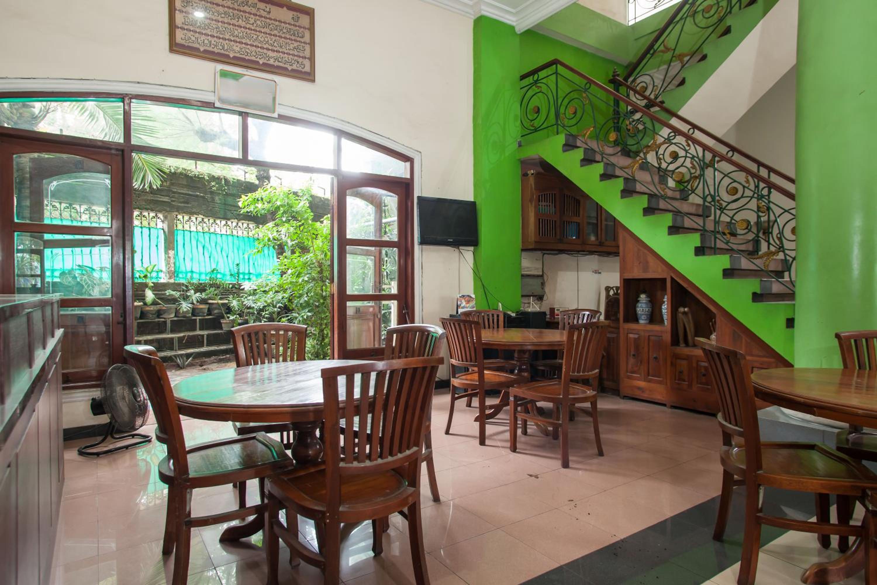 RedDoorz @ Genteng Surabaya 2 view 4