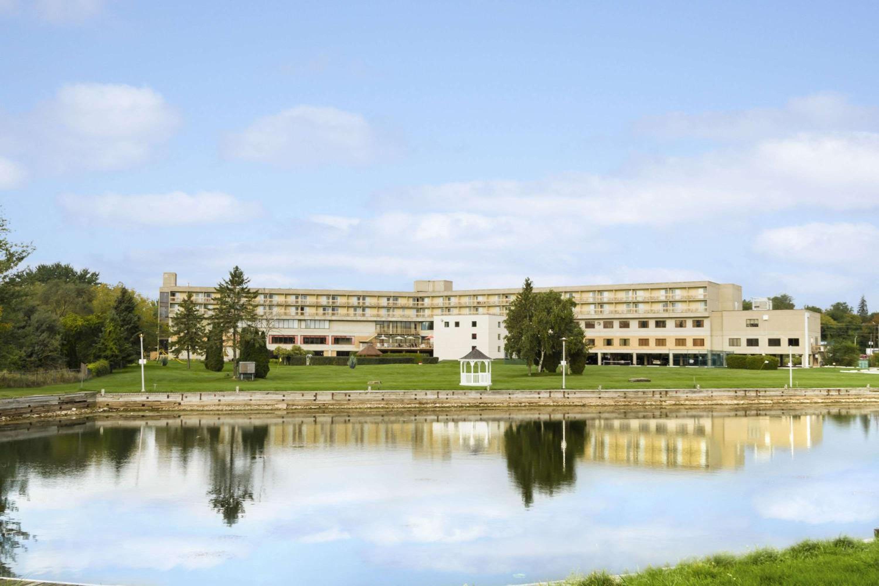 Belleville Vacations - Ramada by Wyndham Belleville Harbourview Conference Center - Property Image 1