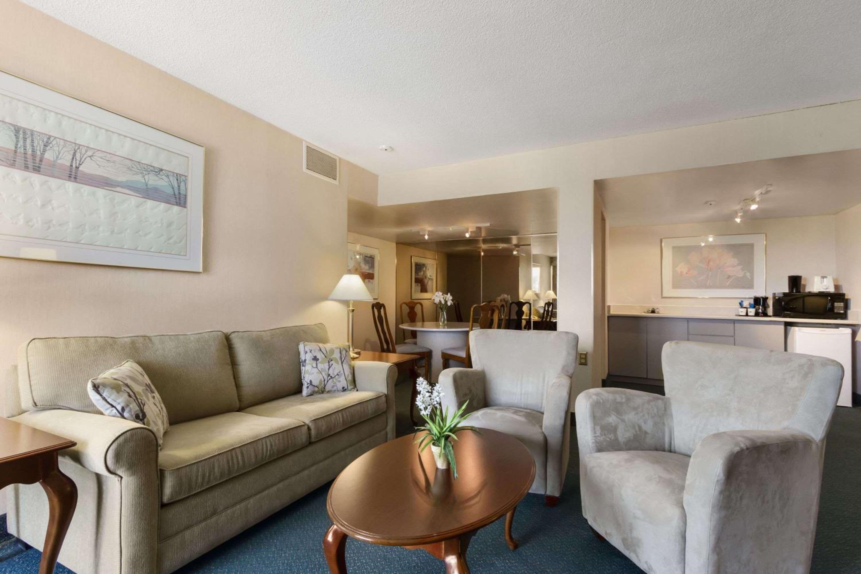 Belleville Vacations - Ramada by Wyndham Belleville Harbourview Conference Center - Property Image 63