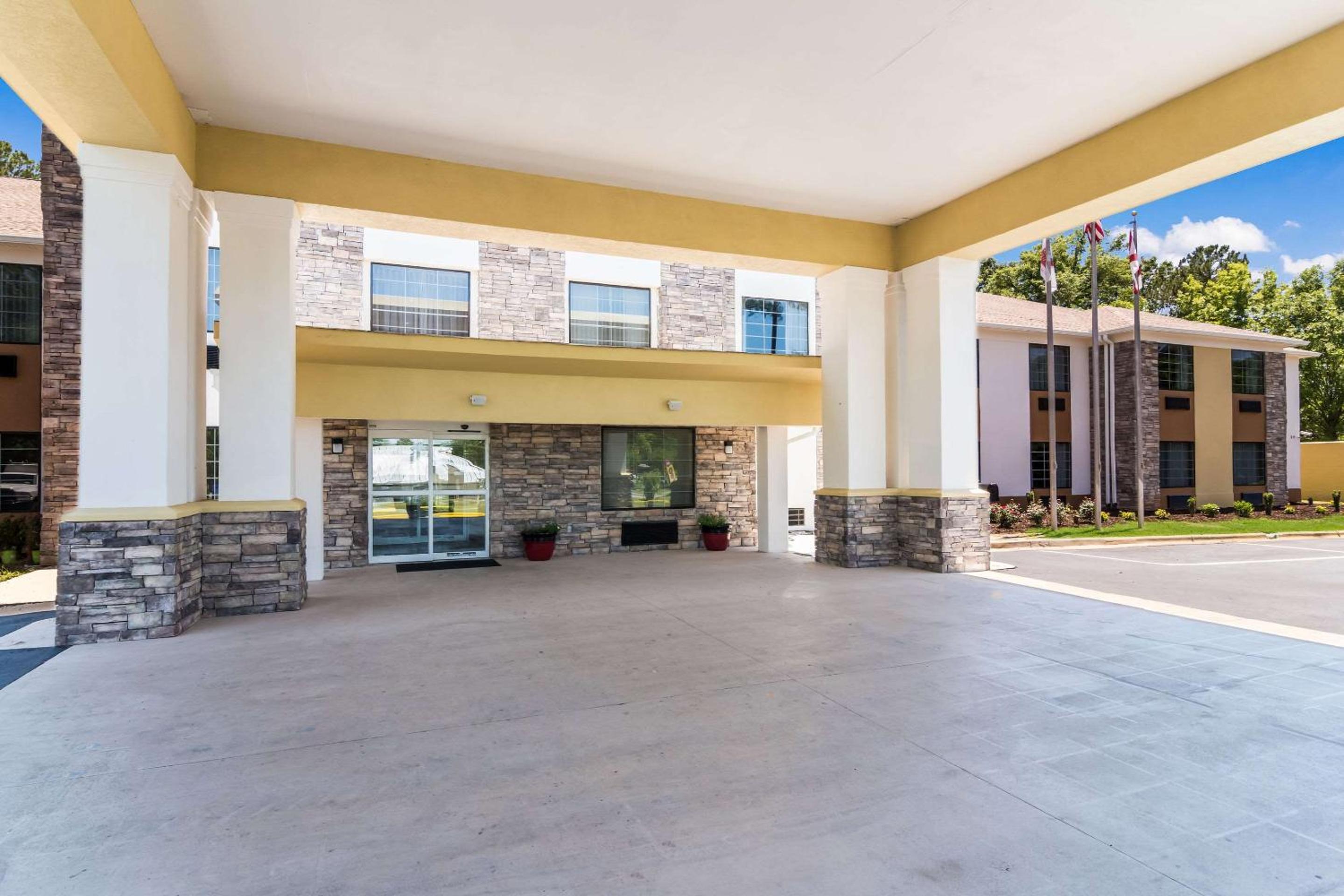 Eufaula Vacations - Comfort Suites - Property Image 1