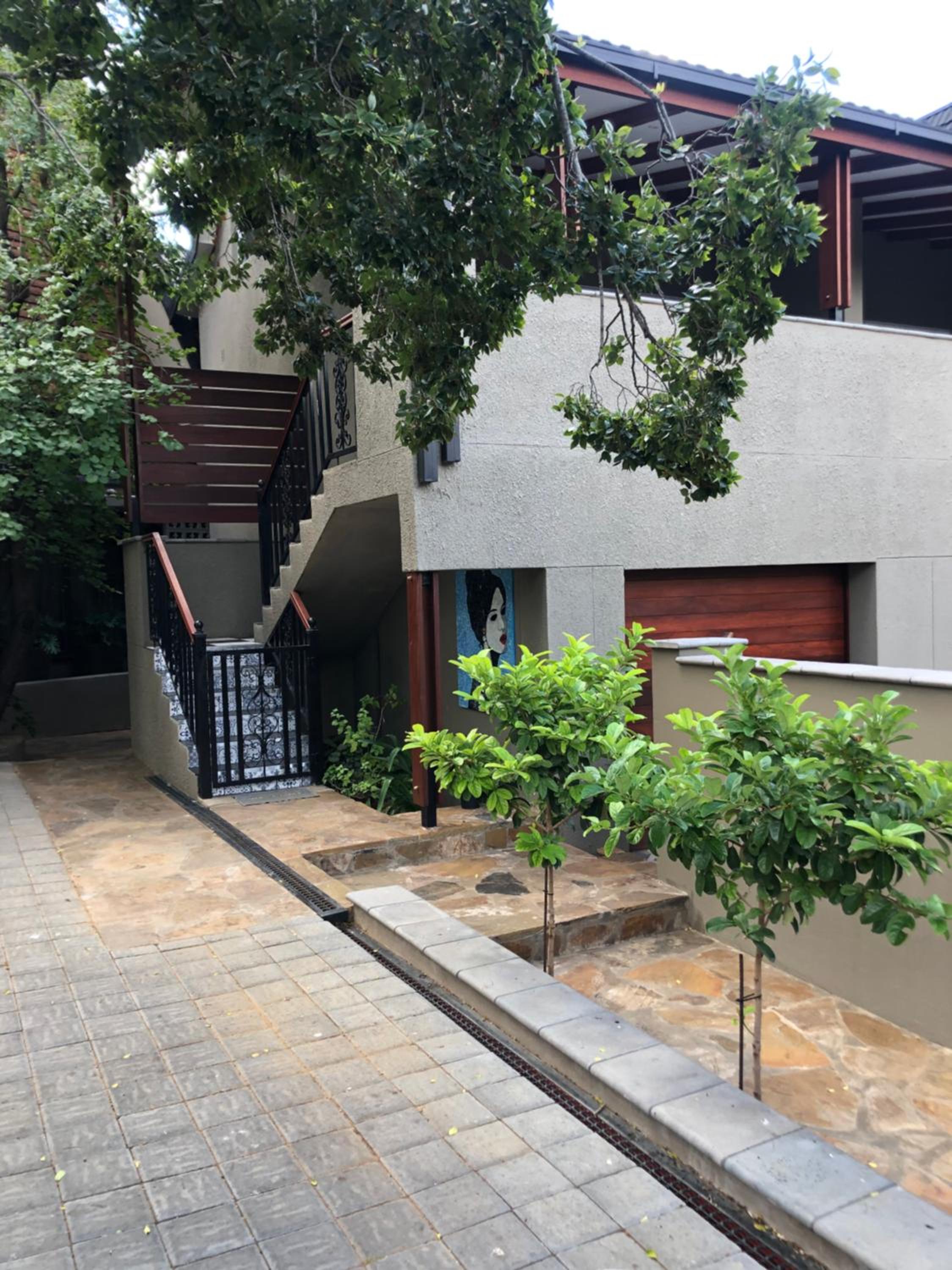 Hotel Bella Blue Guesthouse - Image 1