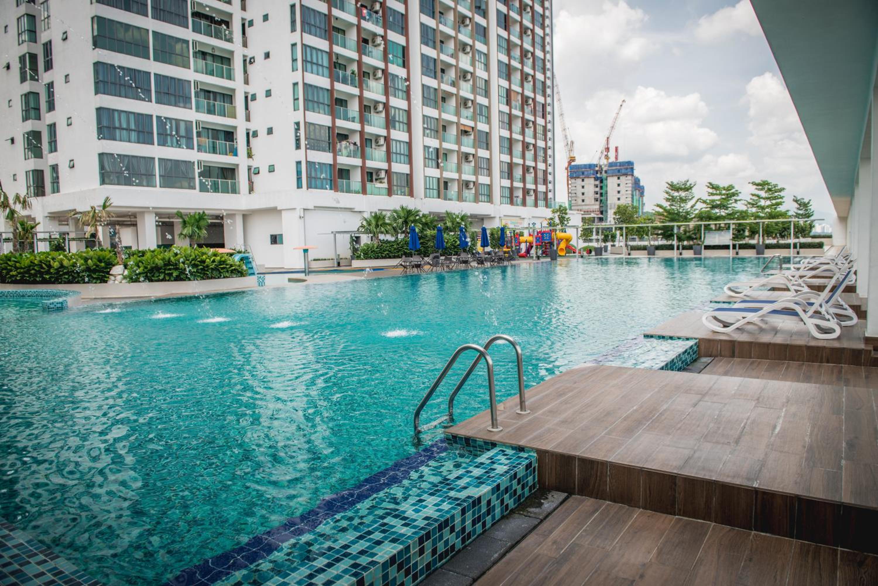 Amerin Mall & Suites