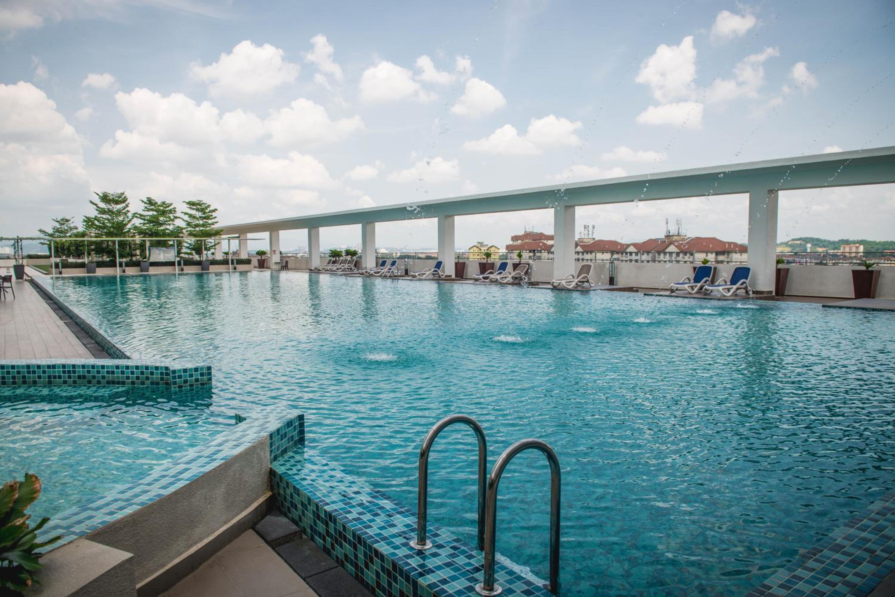Amerin Mall & Suites