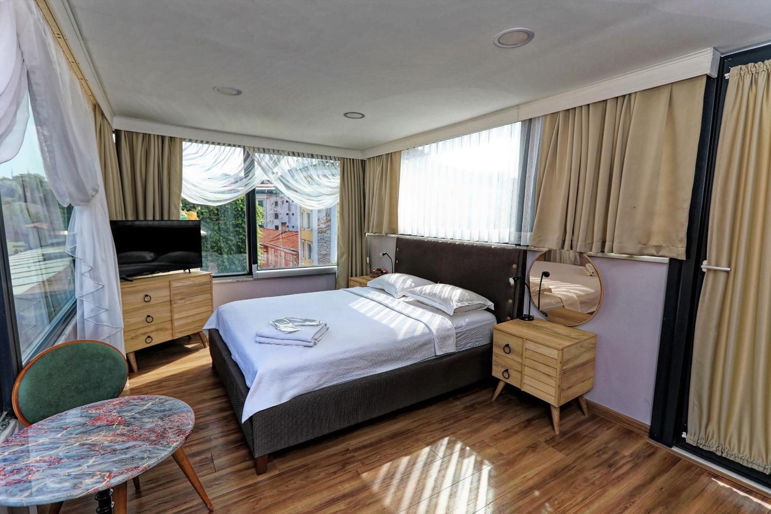 Romantic Mansion - Image 15