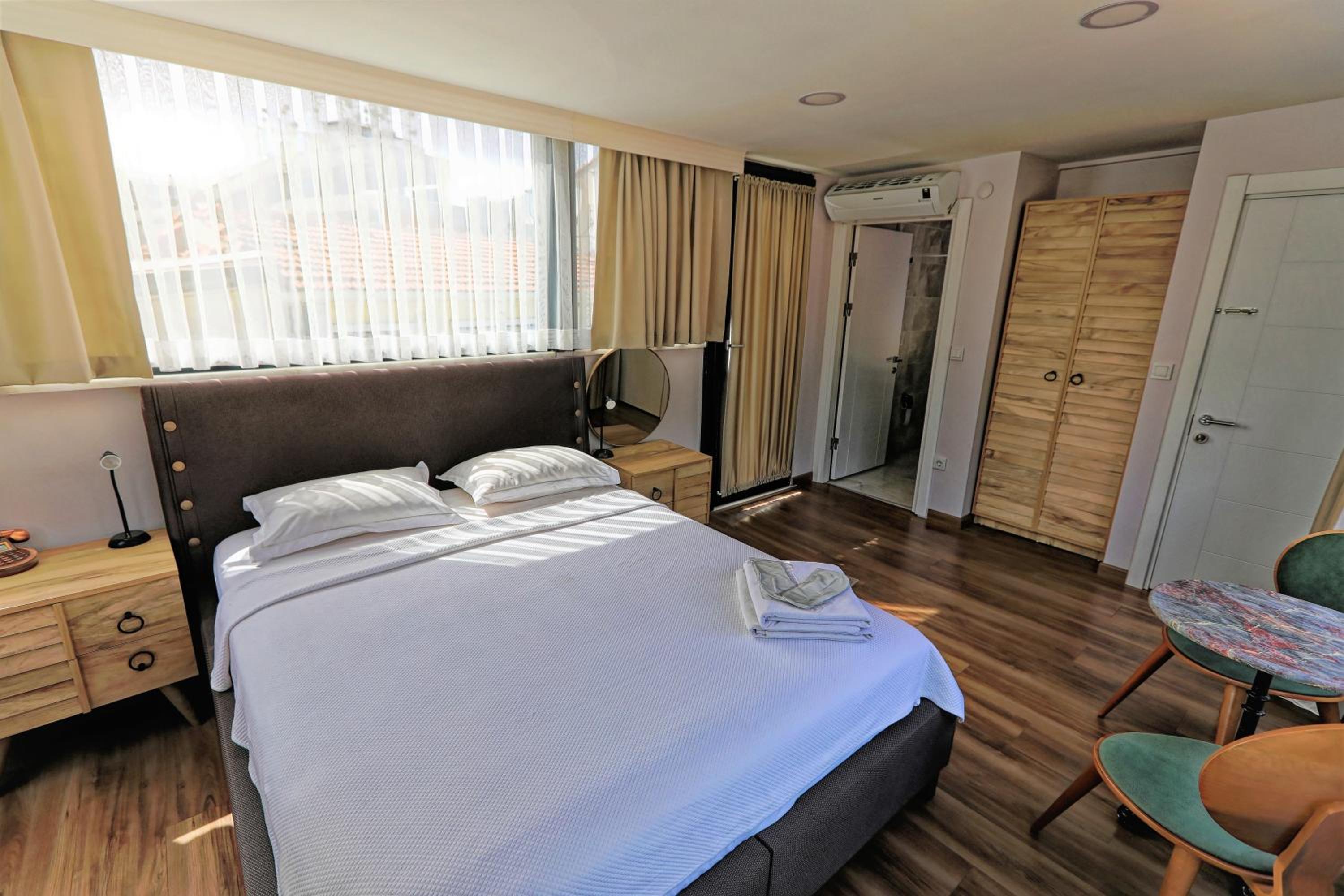 Romantic Mansion - Image 9