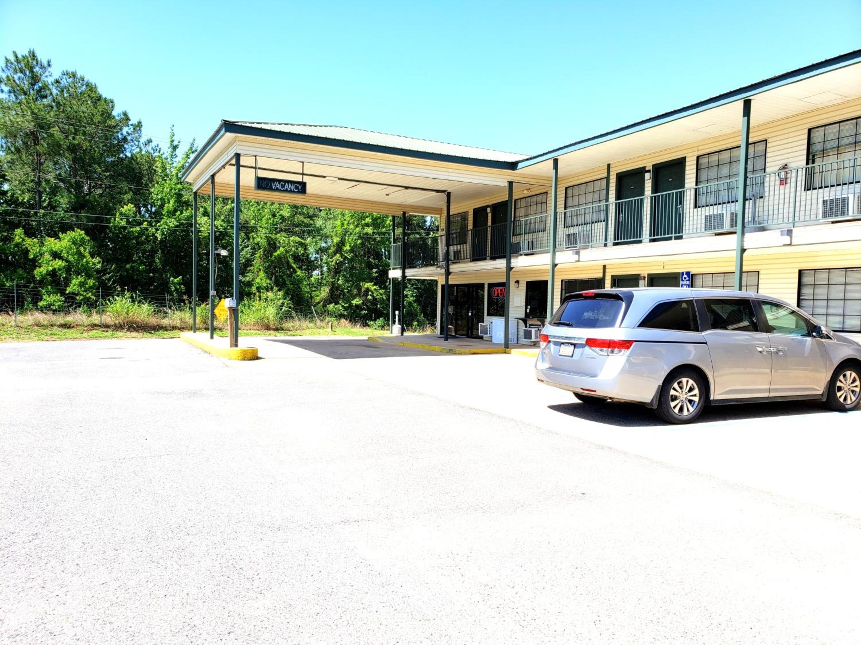 Monroe Vacations - Motel 103 - Property Image 1