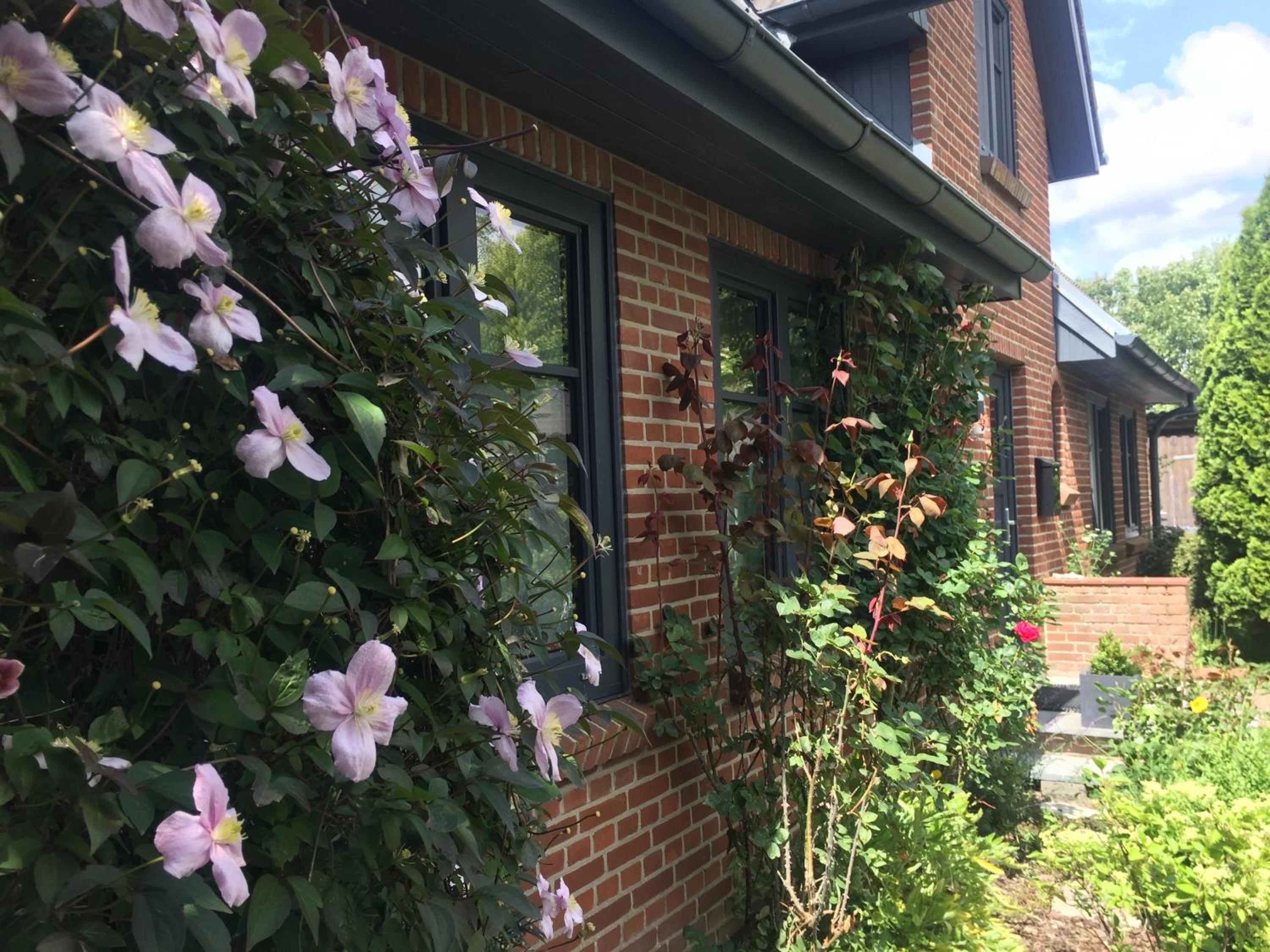 Charmantes Haus mit zwei Ferienwohnungen und großem Garten in Aventoft - Enjoy!