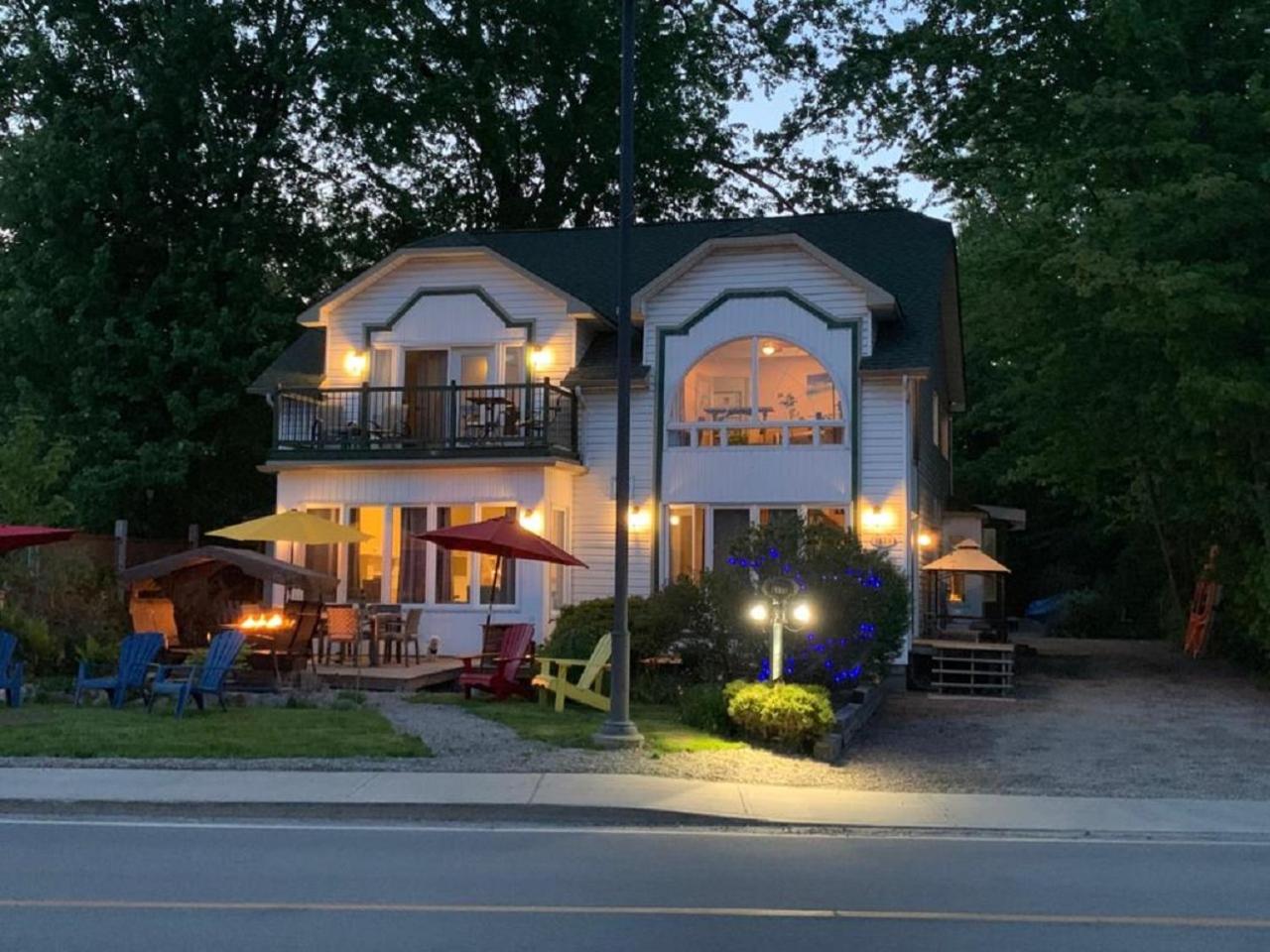 Kokomo INN Bed and Breakfast Ottawa-Gatineau's Only Tropical Riverfront B&B on the National Capital Cycling Pathway Route Verte #1 - for Adults Only - Cham