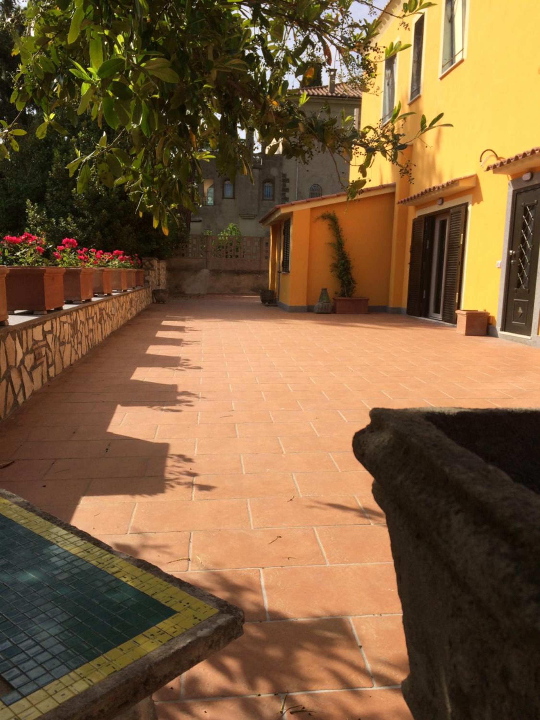 La Villetta Apartments view 3