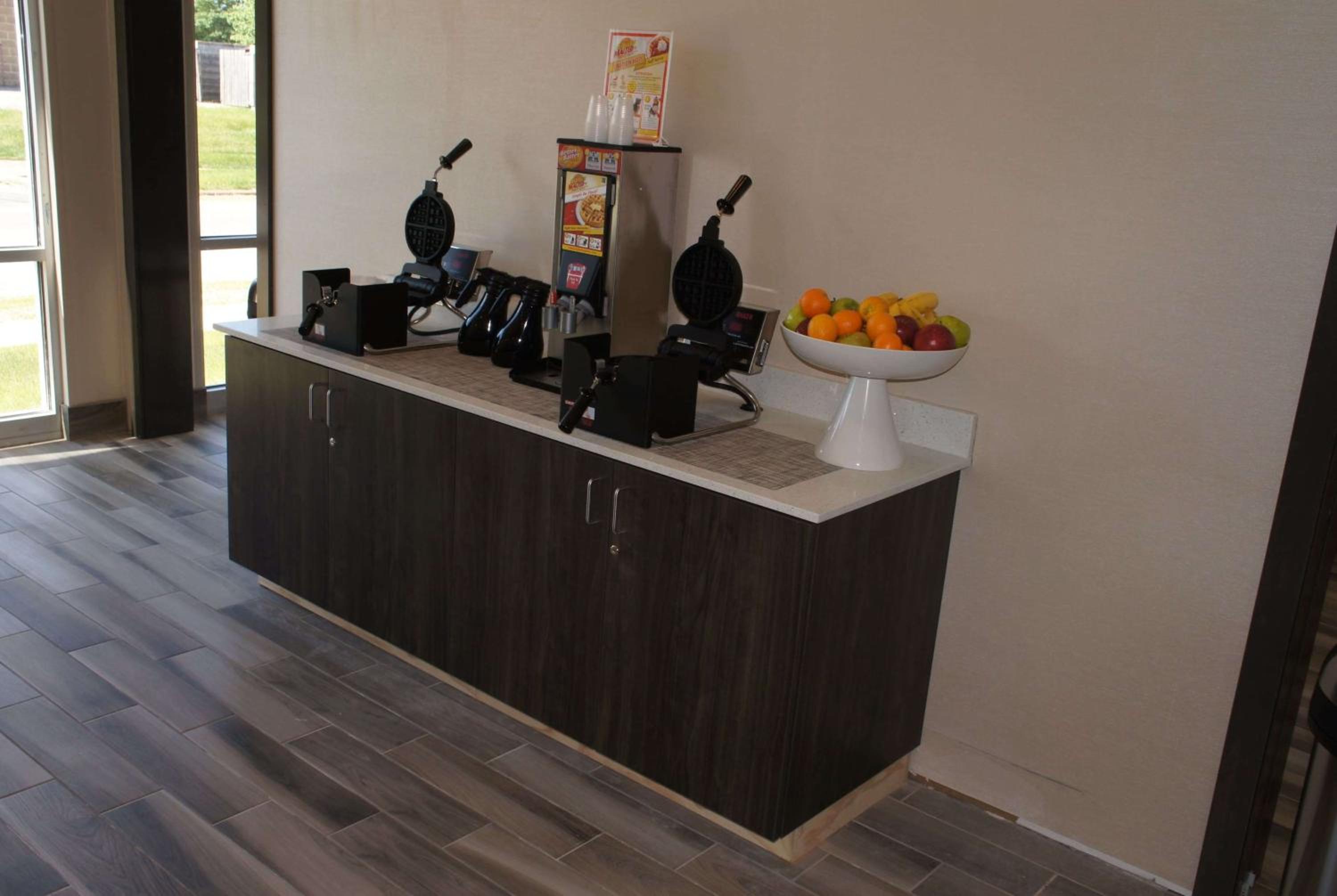 Bloomington Vacations - La Quinta Inn and Suites by Wyndham Bloomington - Property Image 5