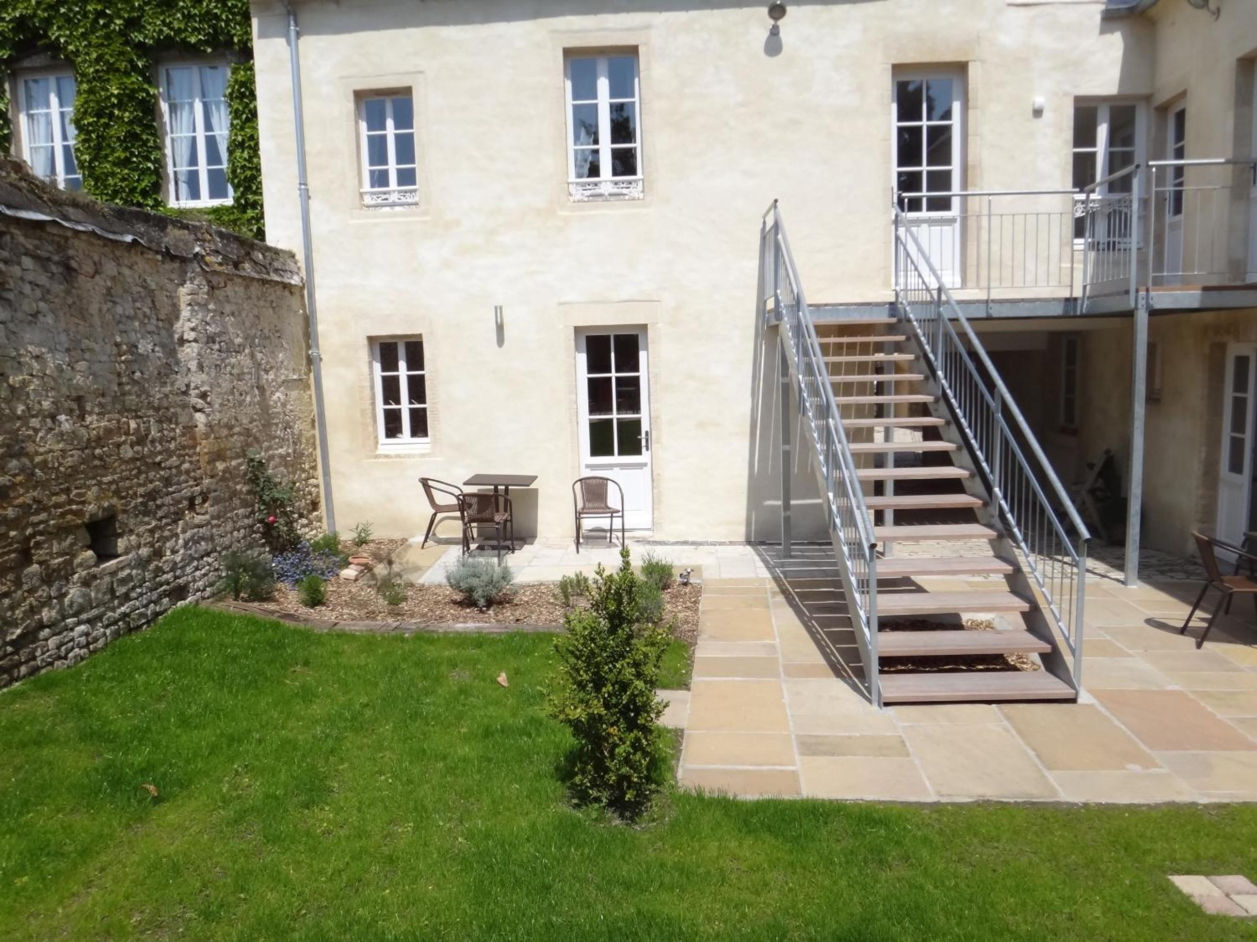 Apt duplex ou plain pied tout confort plein centre ville Bayeux proche commerces, restaurants, avec terrasse privative ou jardin commun aménagé clos, parki photo 5
