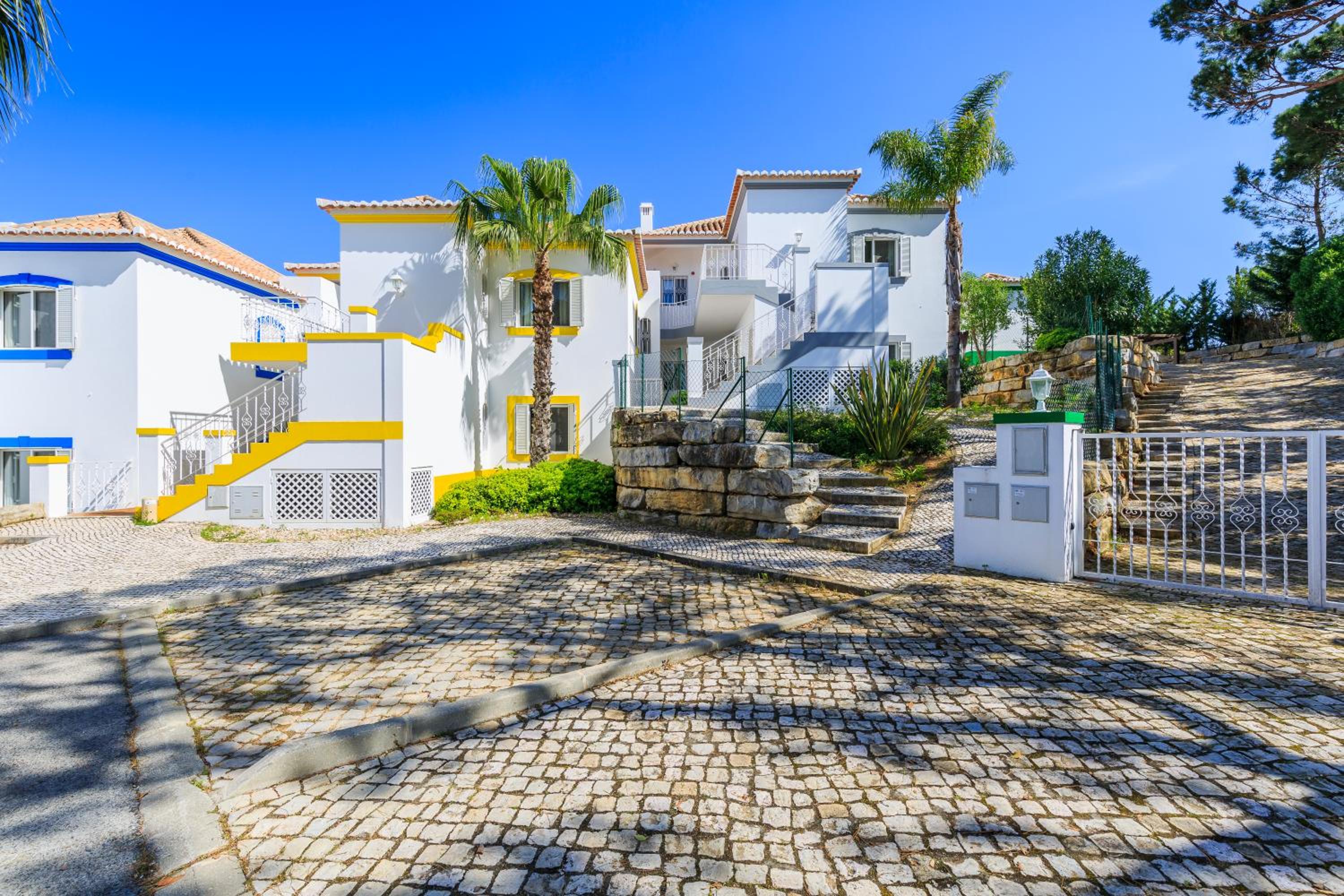 Hotel Encosta Do Lago Resort Club - Image 1