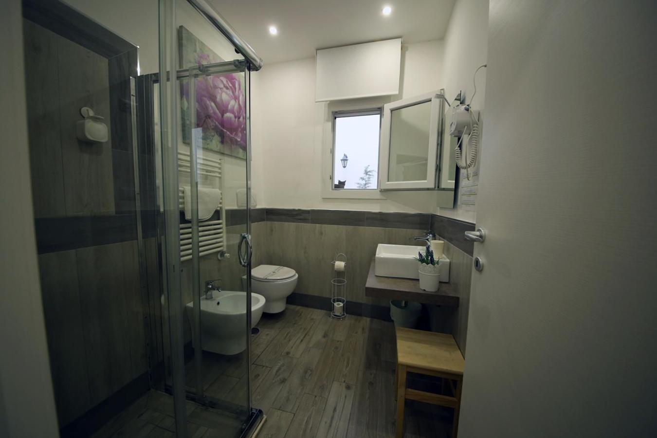 La piazzetta en Brindisi — bathroom