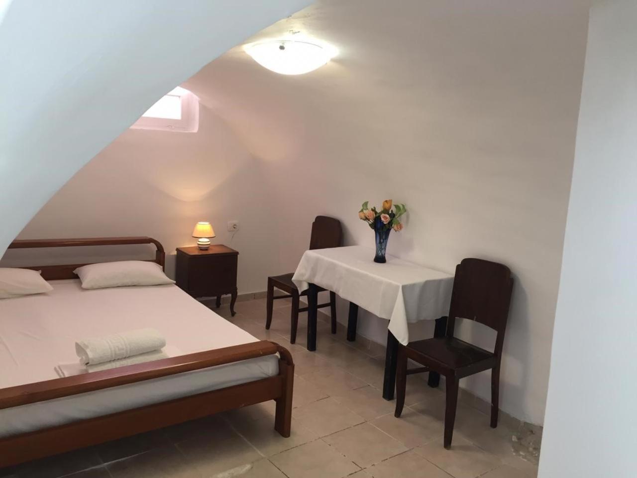 Marcos Rooms en Oia