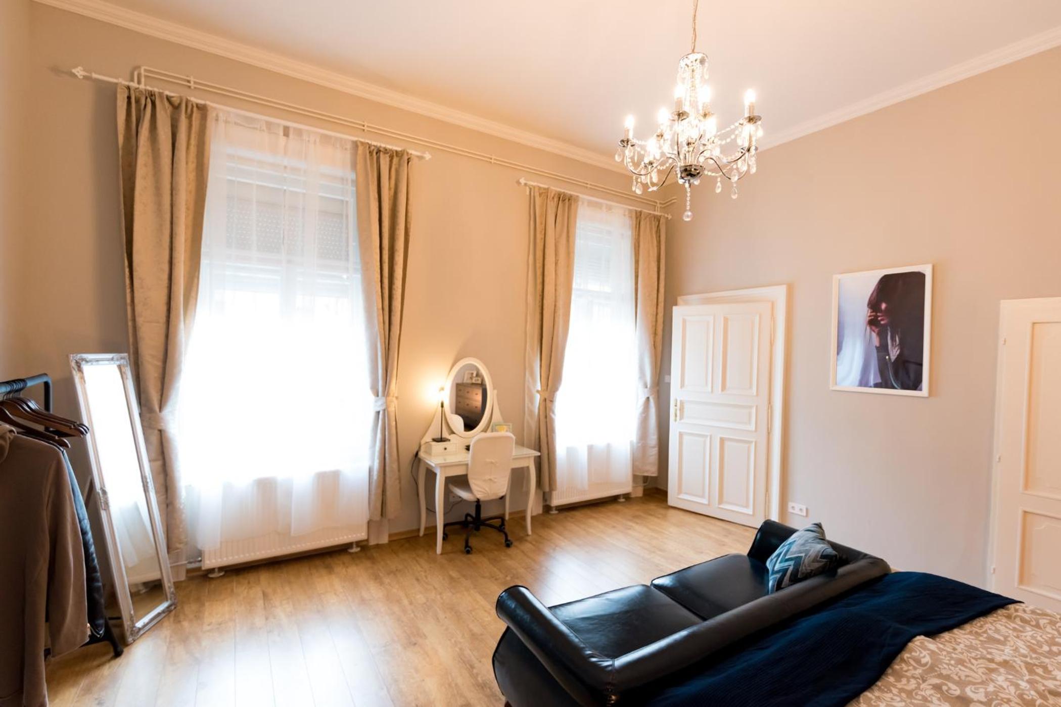 R38 - Artists luxury home view 5