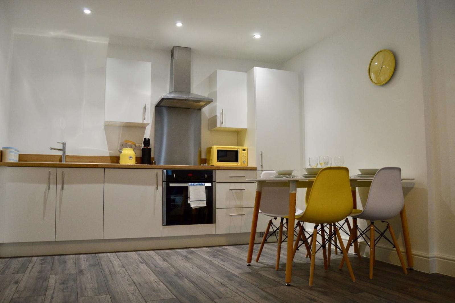 Kiwi 31 - Close to city centre and sleeps 4 with 2 double bedrooms, spacious work or leisure apartment view 3