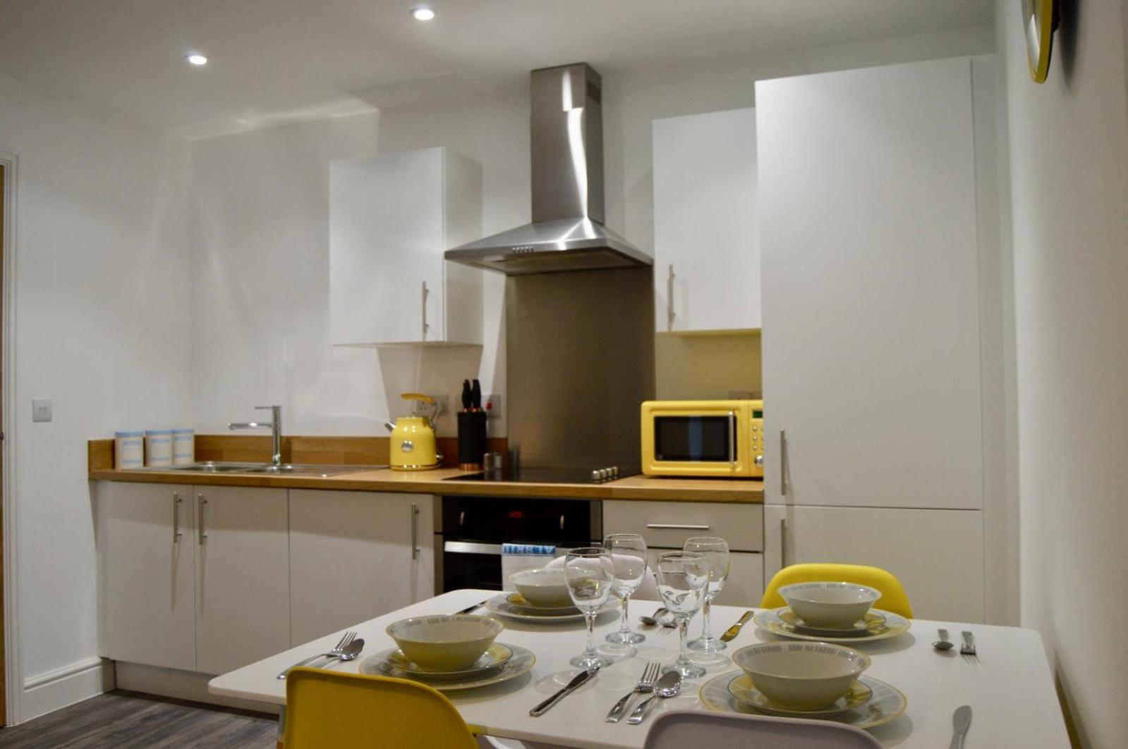 Kiwi 31 - Close to city centre and sleeps 4 with 2 double bedrooms, spacious work or leisure apartment view 2