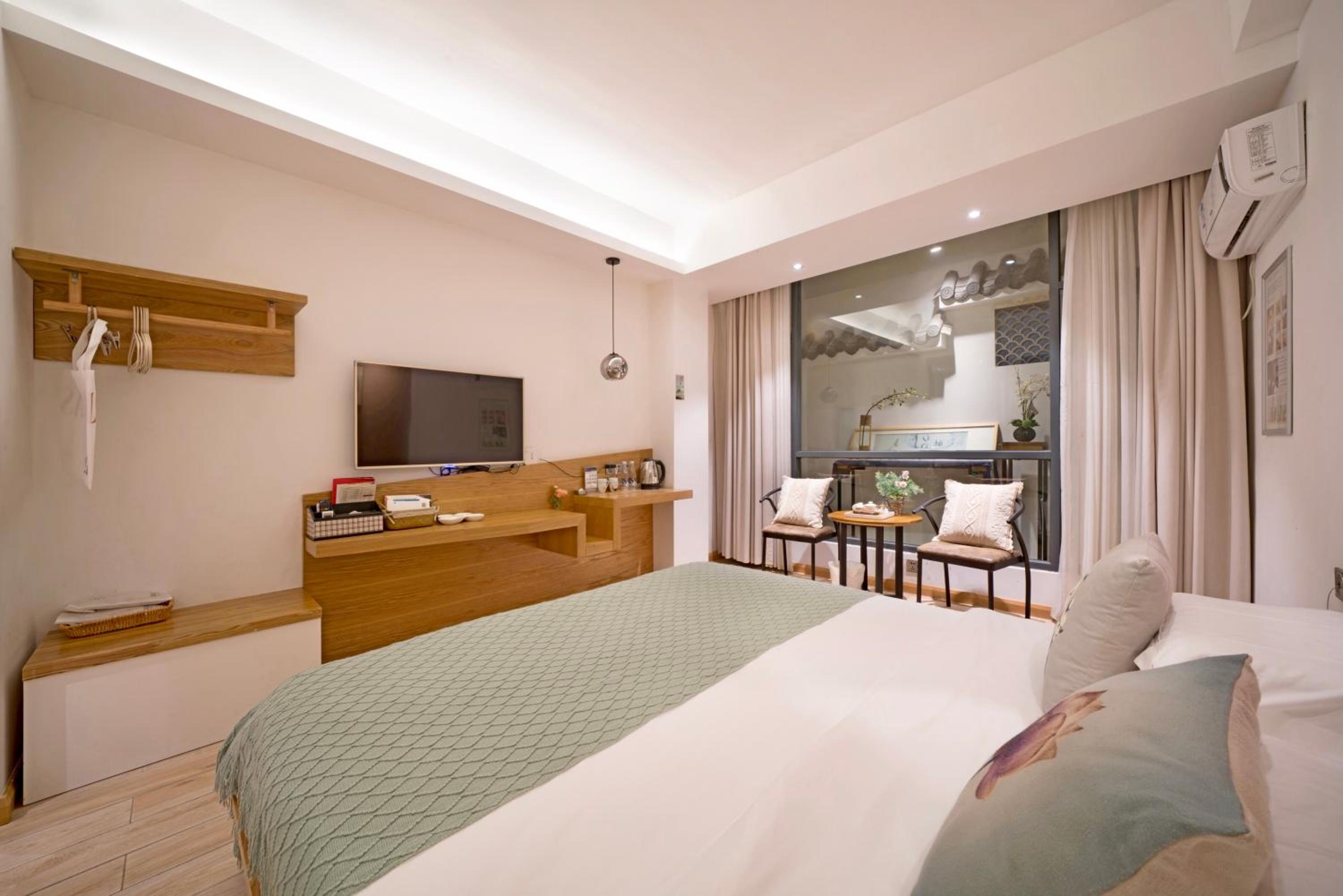 Ancient Street No.5 Youth Chic Hotel