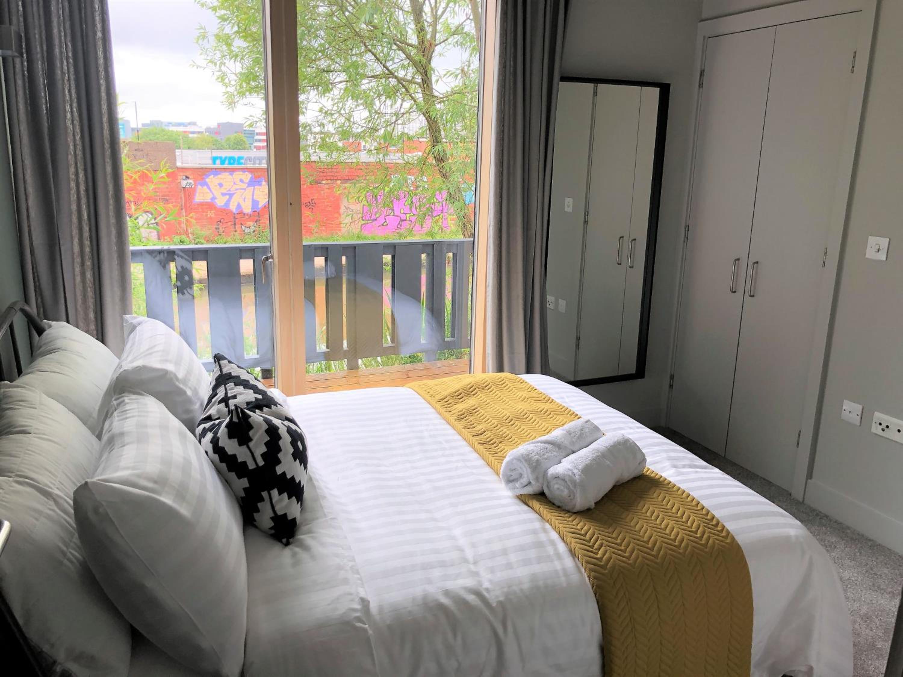 Ecohome on the canal in a historic site near city view 4