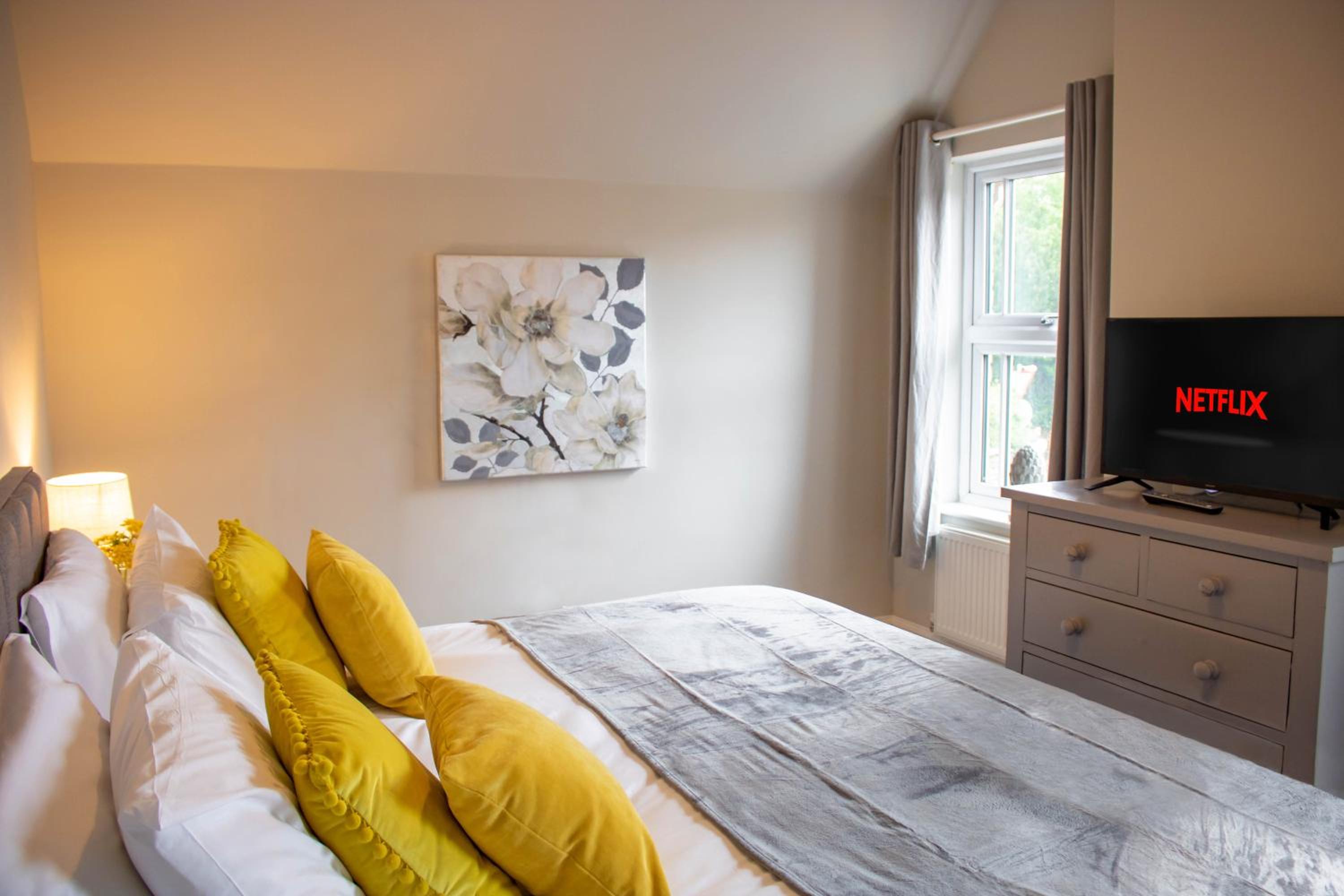 Central Stamford Townhouse With Parking view 3