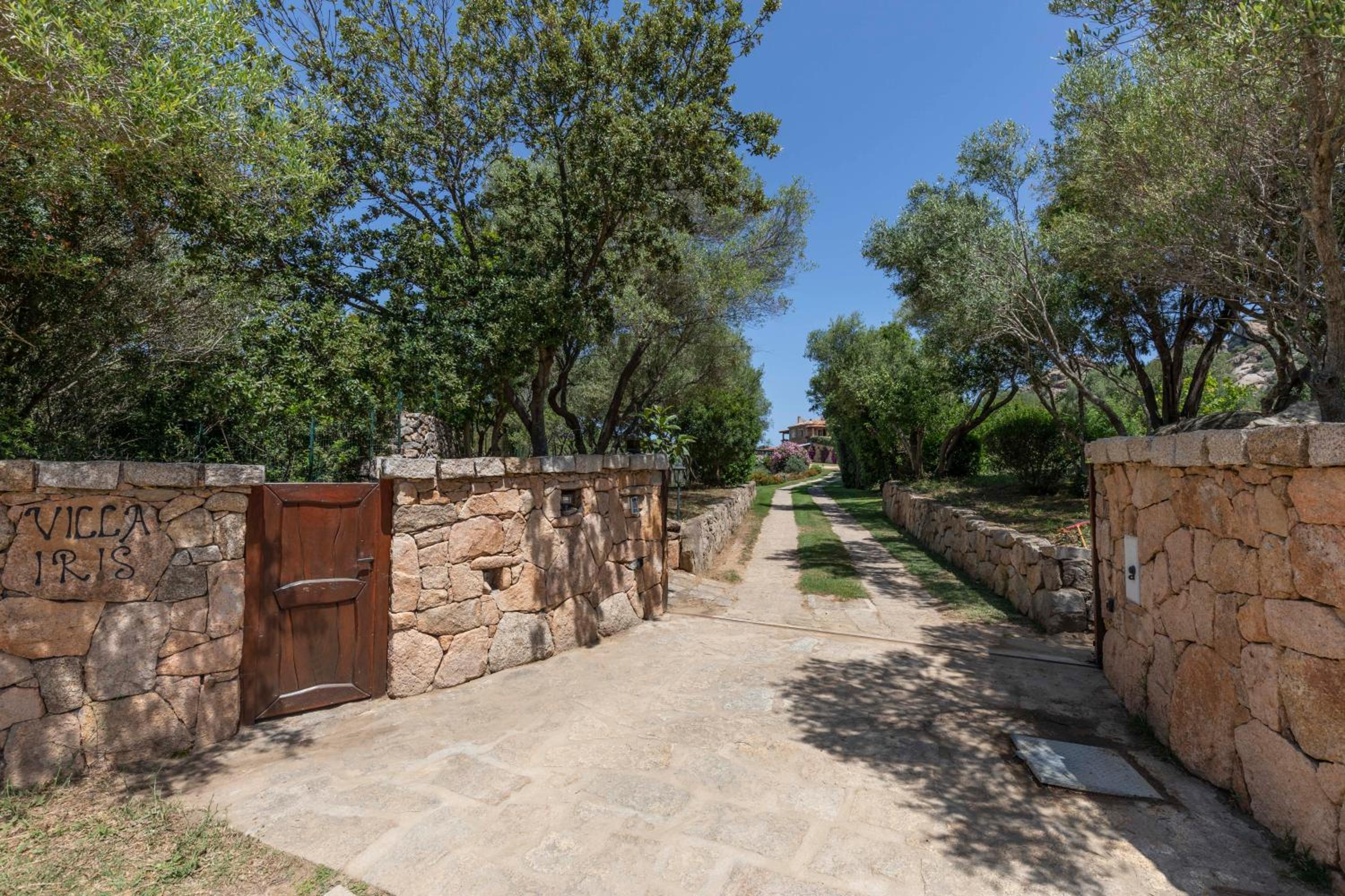 Villa Iris with Pool view 4