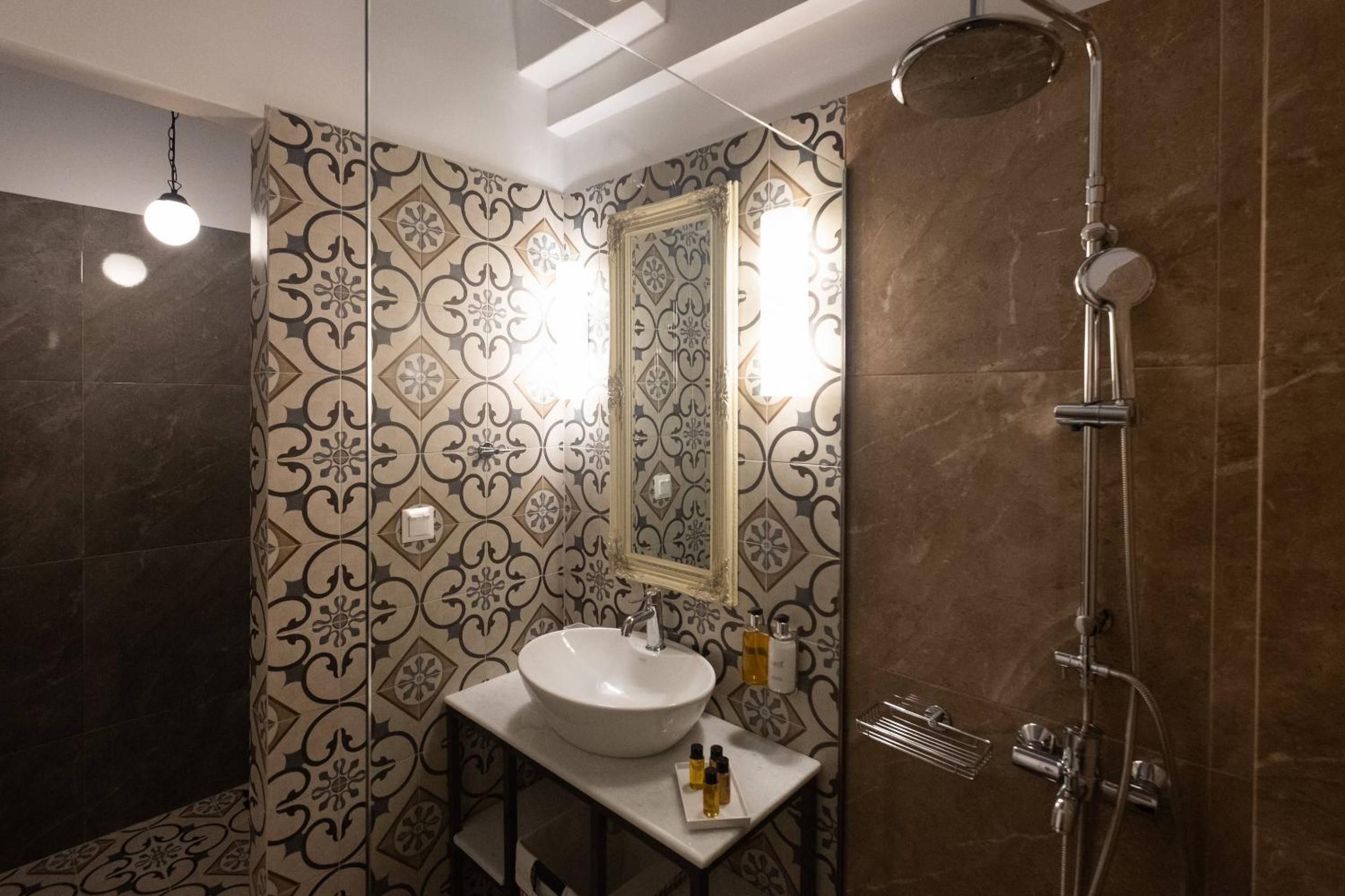 ATHENIAN YARD SUITES