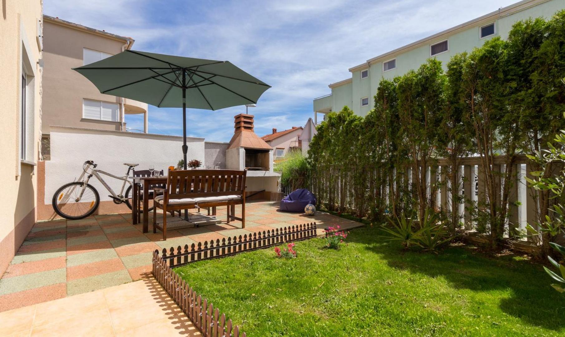 Spacious apartment with the garden, near the sandy beach view 4