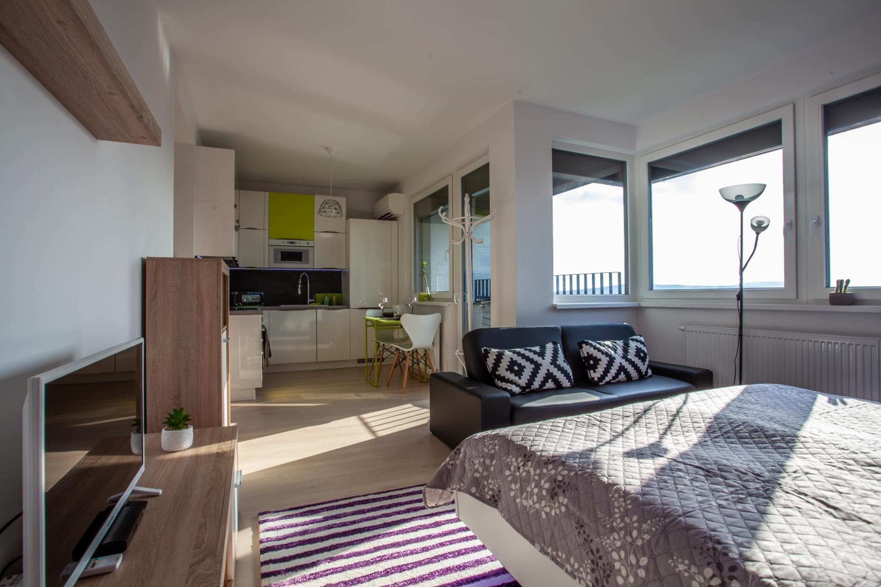 Air-Conditioned City View Apartment 24h check-in