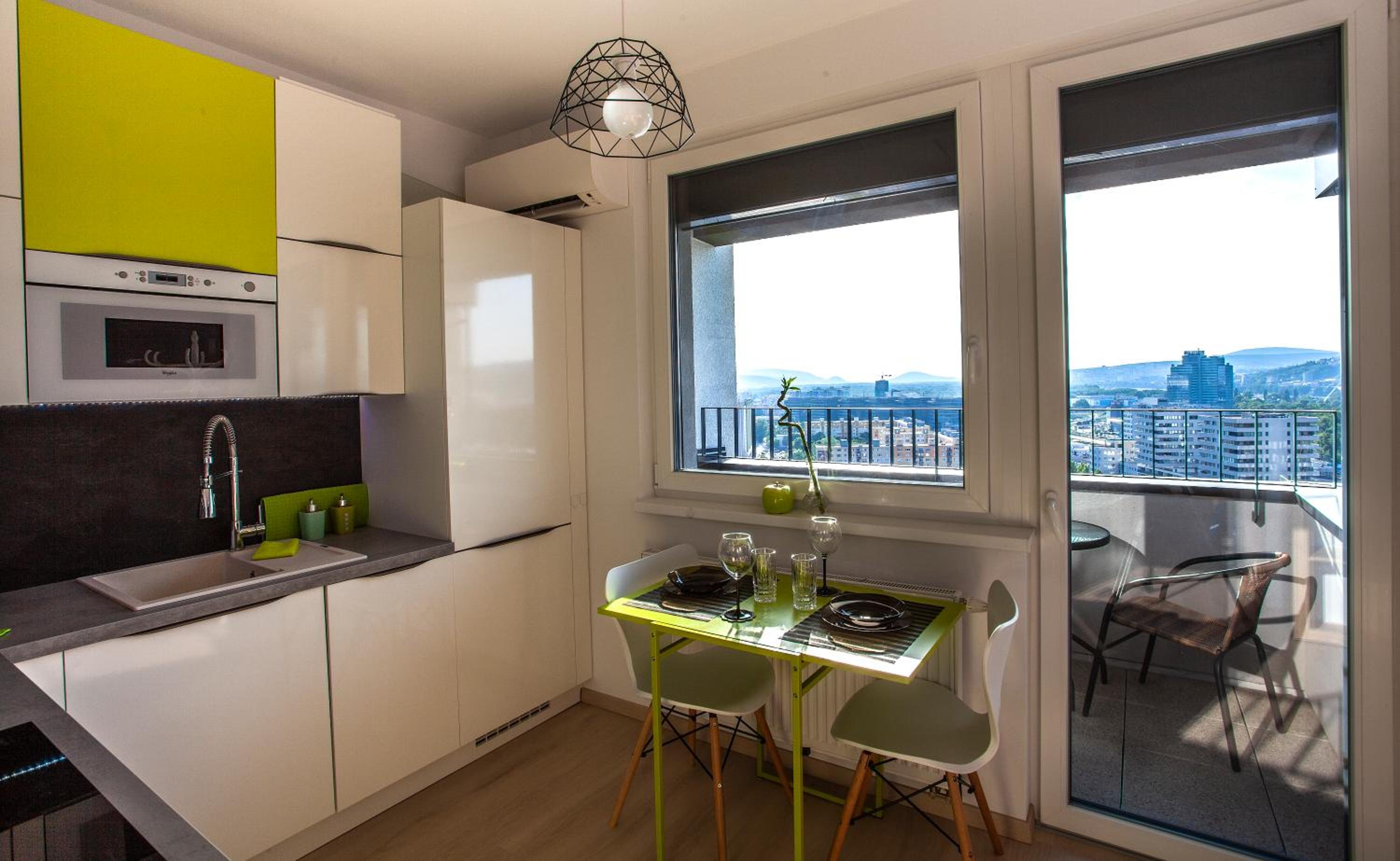 Air-Conditioned City View Apartment 24h check-in