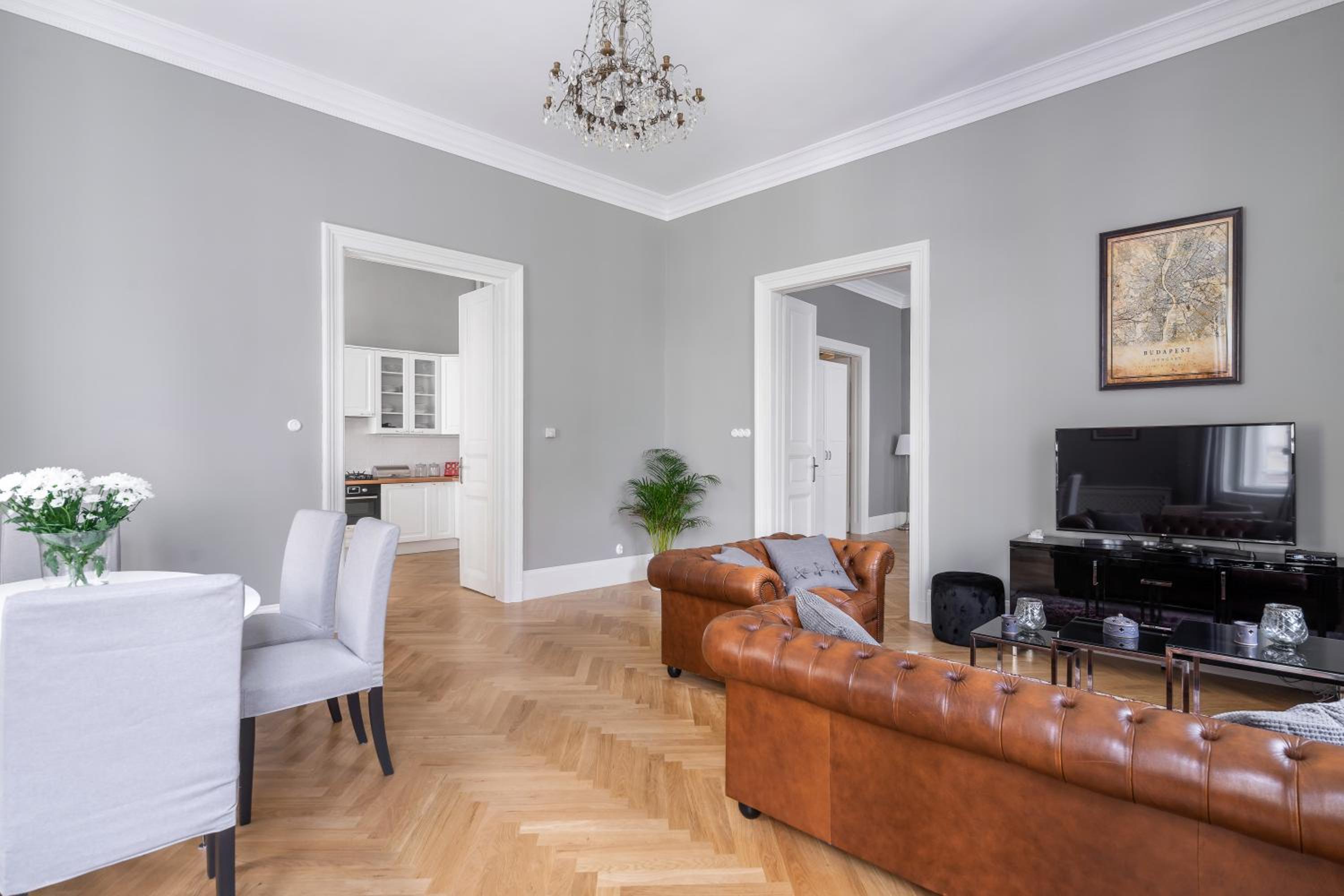 Spacious Victorian Residence by Grand Boulevard view 5