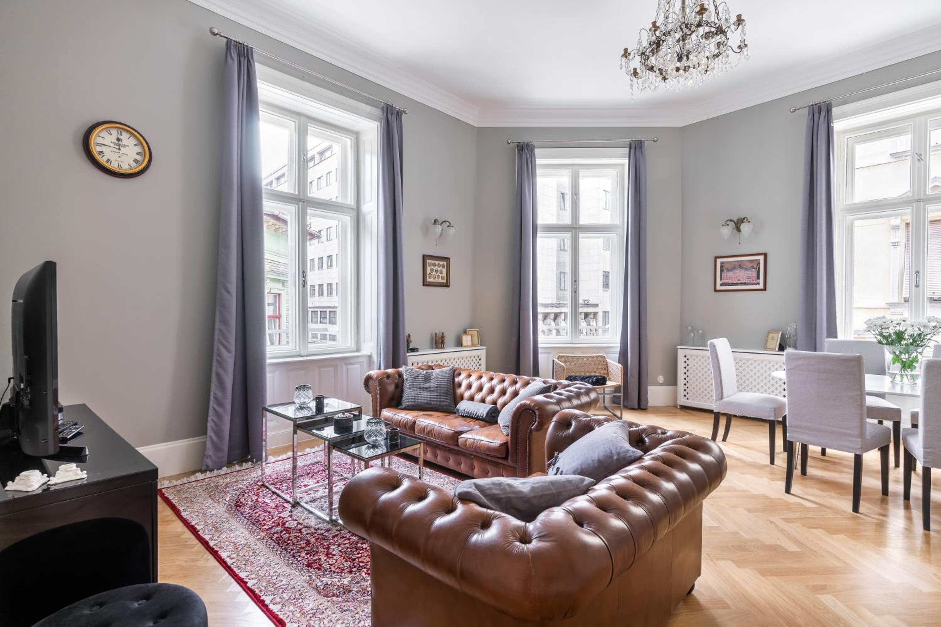 Spacious Victorian Residence by Grand Boulevard view 2