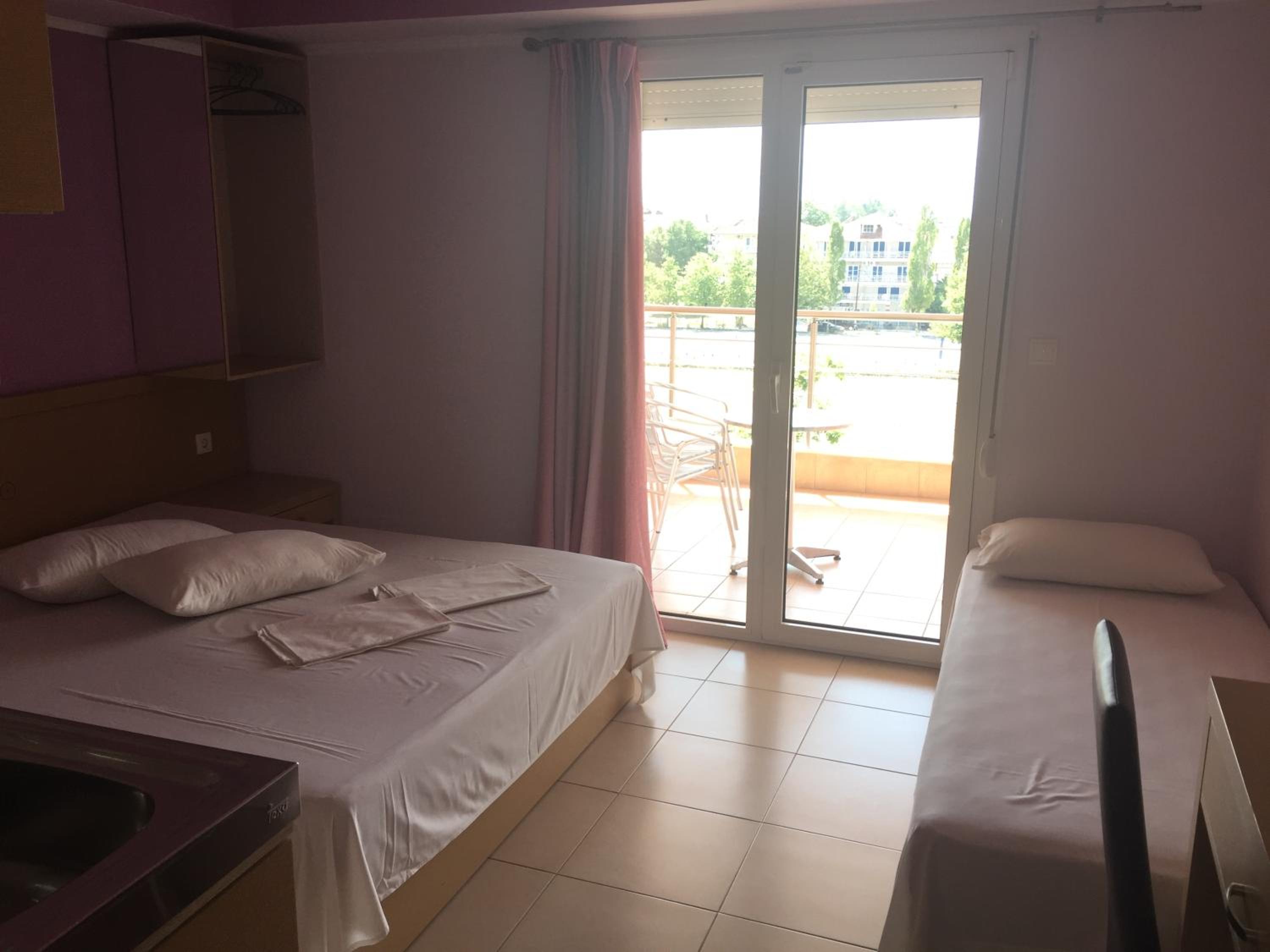 Dimis Studios and Apartments