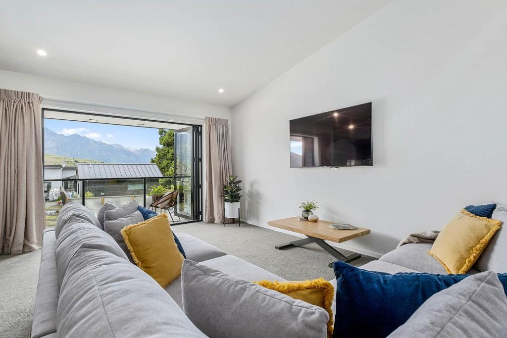 Bright, Modern, Plush - Brand New Townhouse view 2