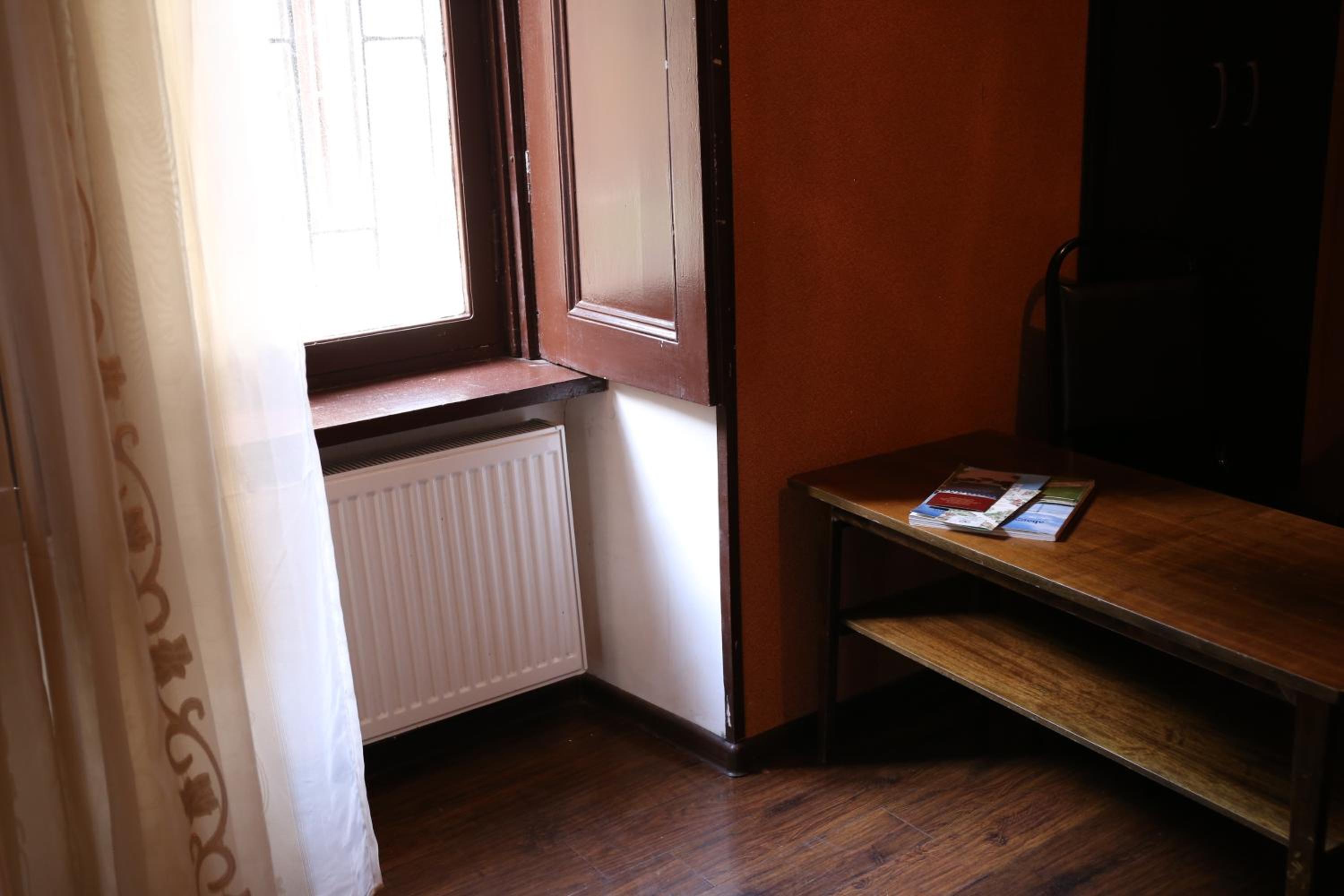 Private Rooms in the City Center - Chonqadze 9 view 3
