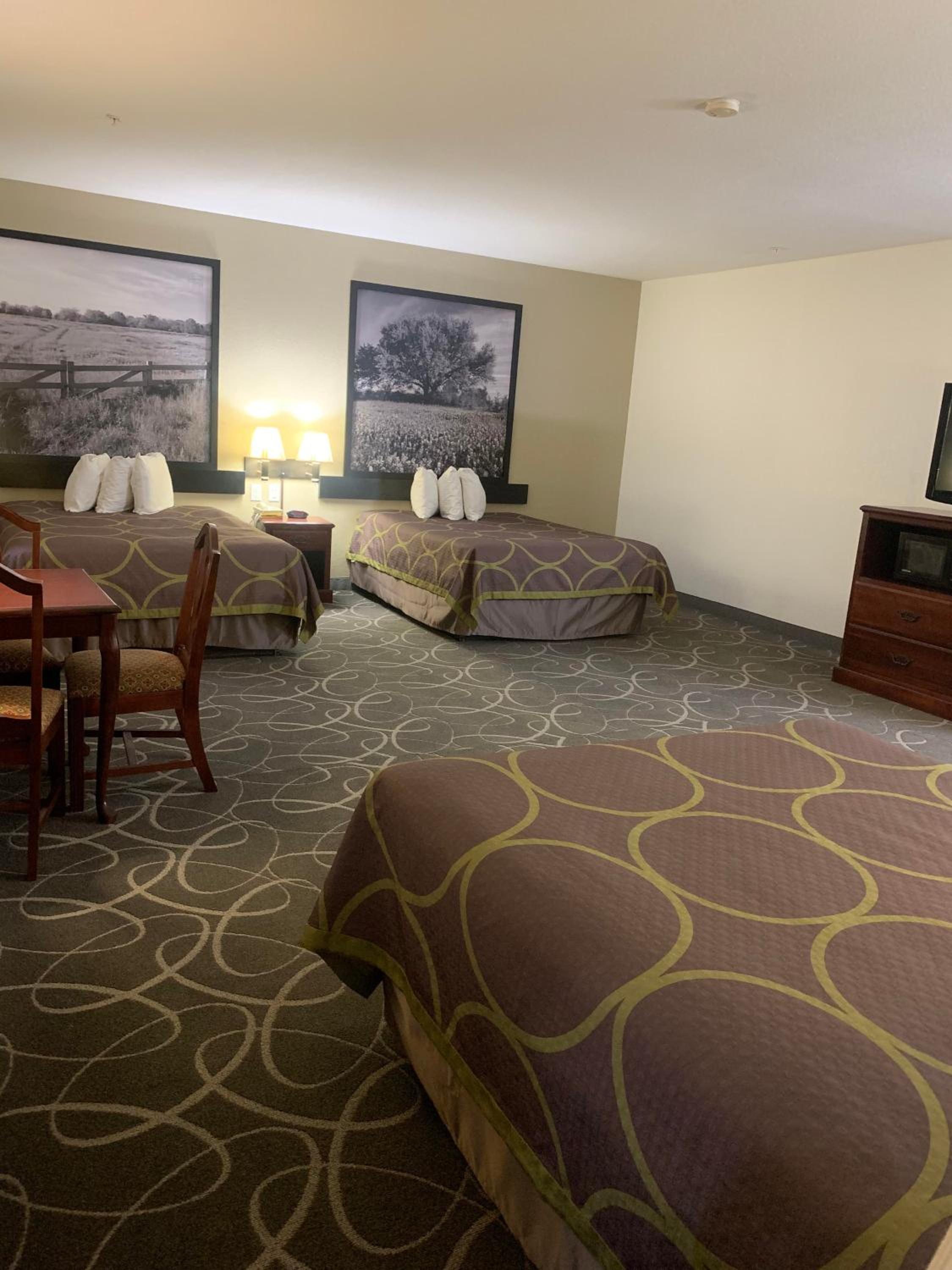 Hillsboro Vacations - Super 8 by Wyndham Hillsboro TX - Property Image 6