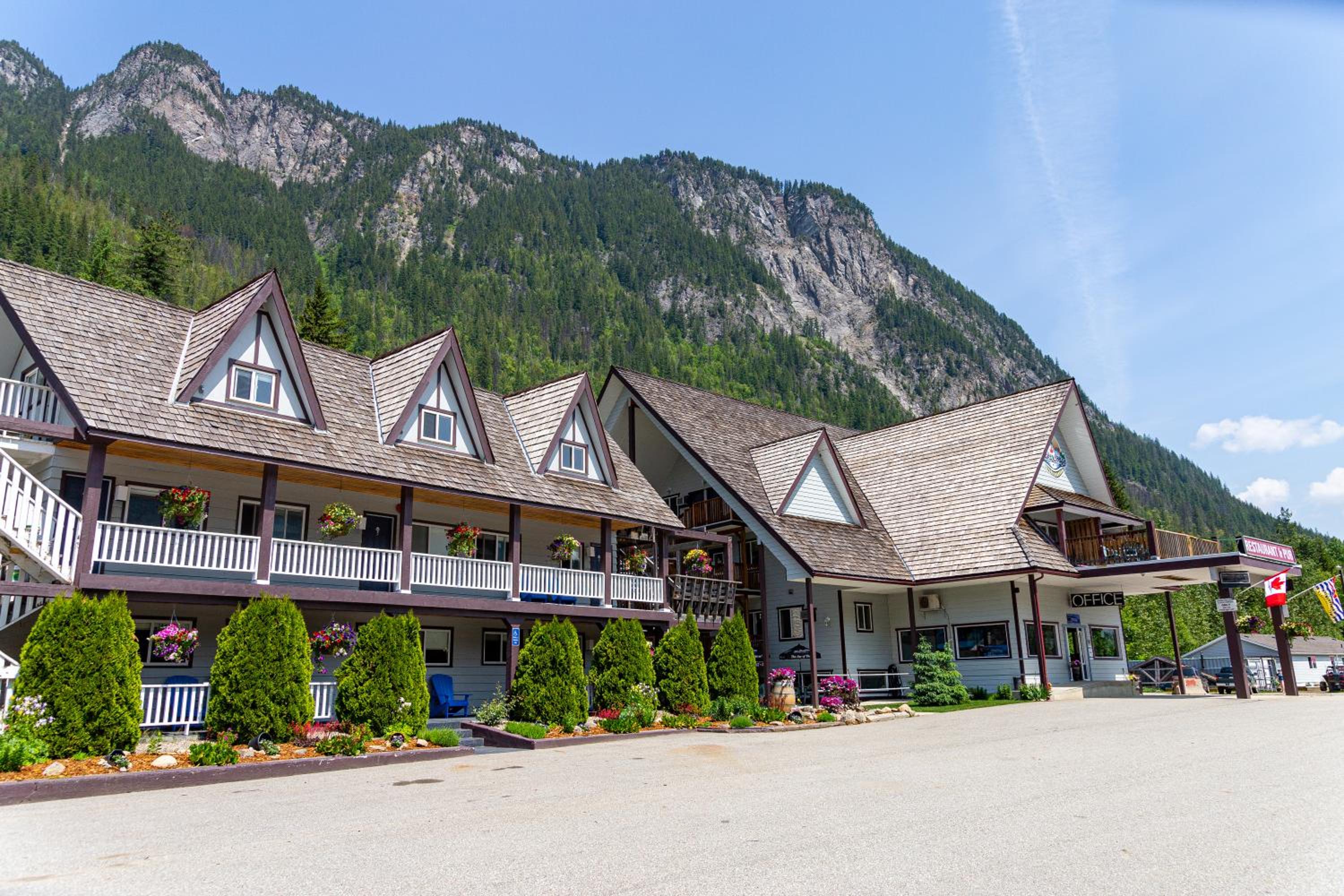Peaks Lodge