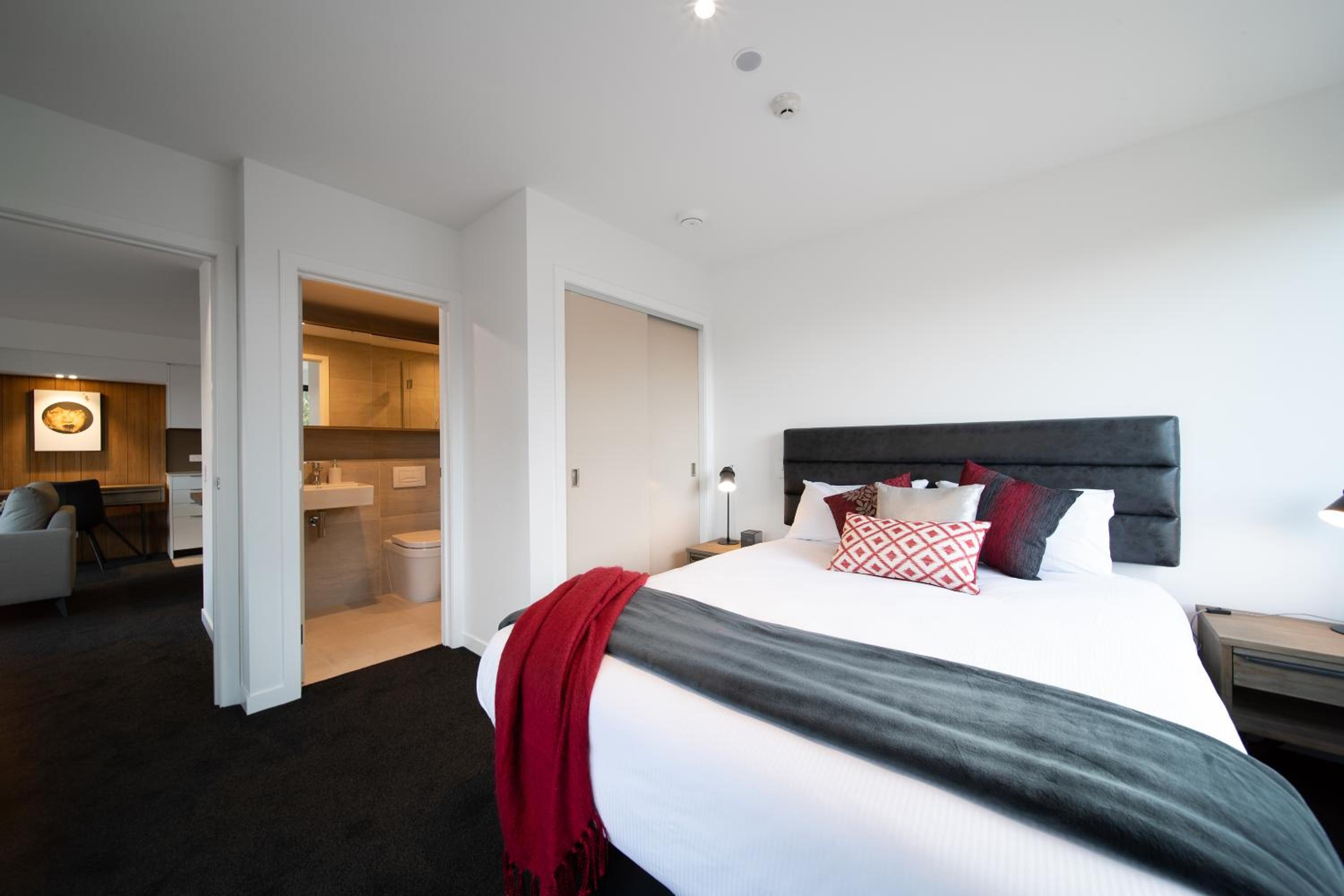 Modern Apartment with Mountain Views-free parking view 3