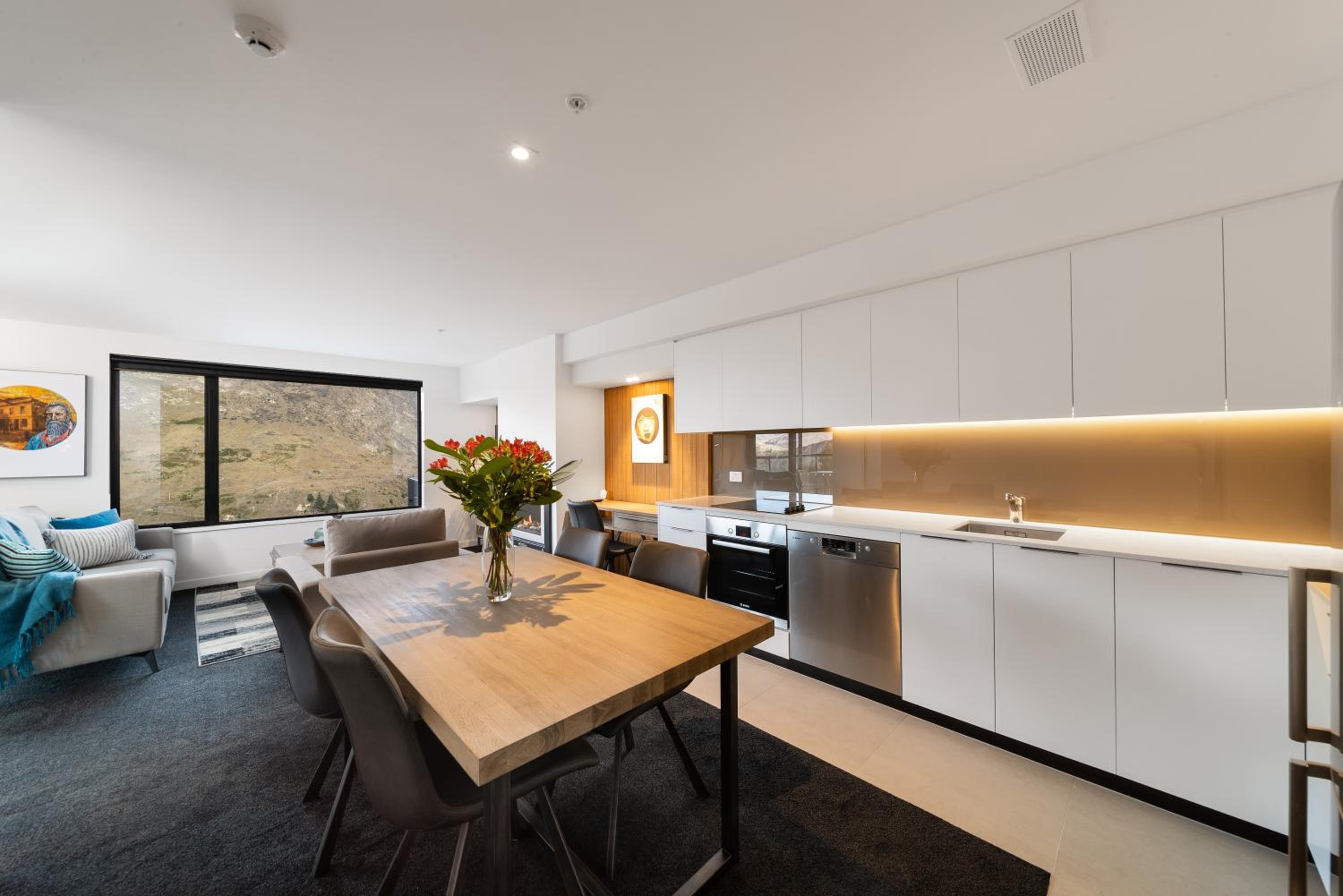 Modern Apartment with Mountain Views-free parking view 5