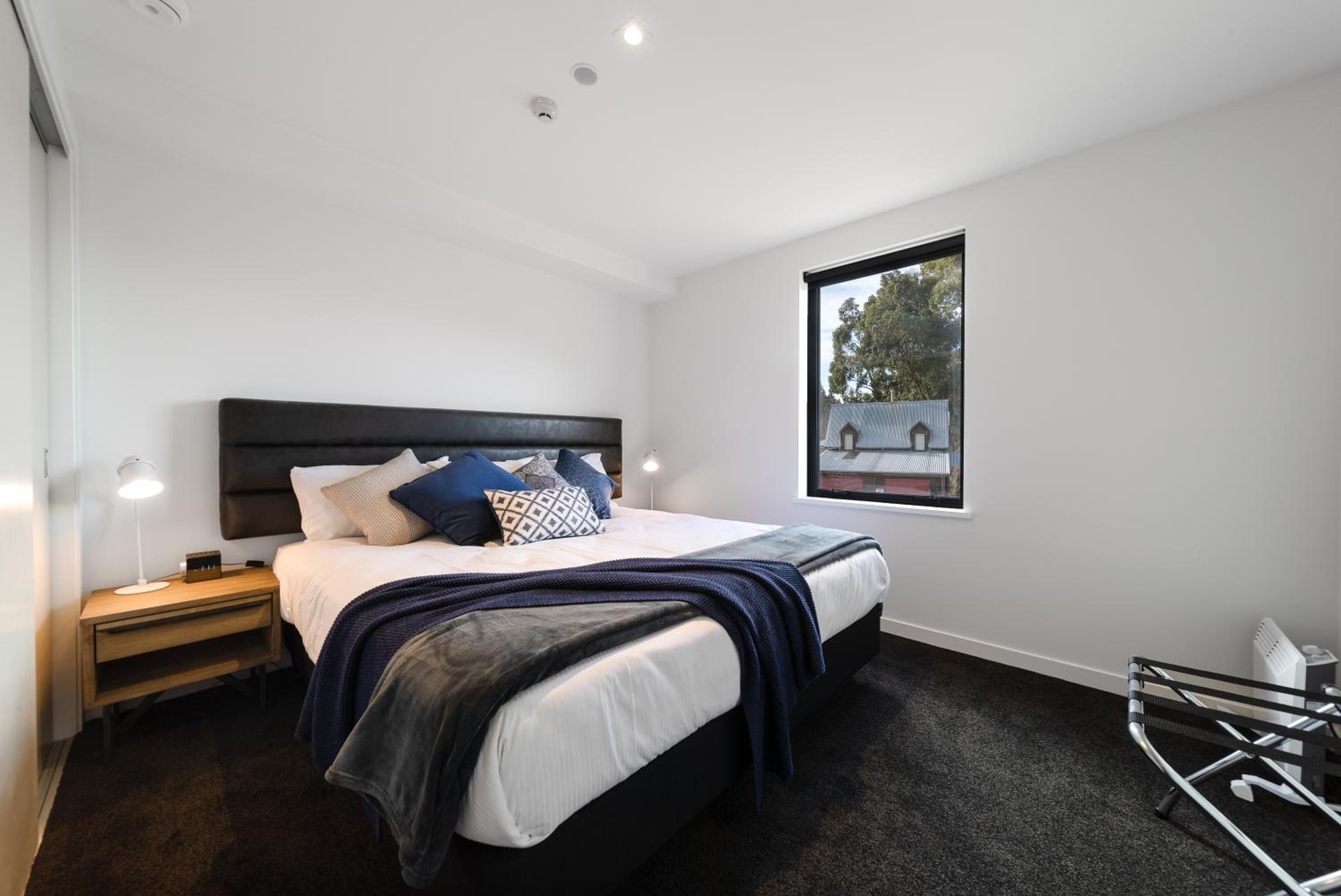 Modern Apartment with Mountain Views-free parking view 2