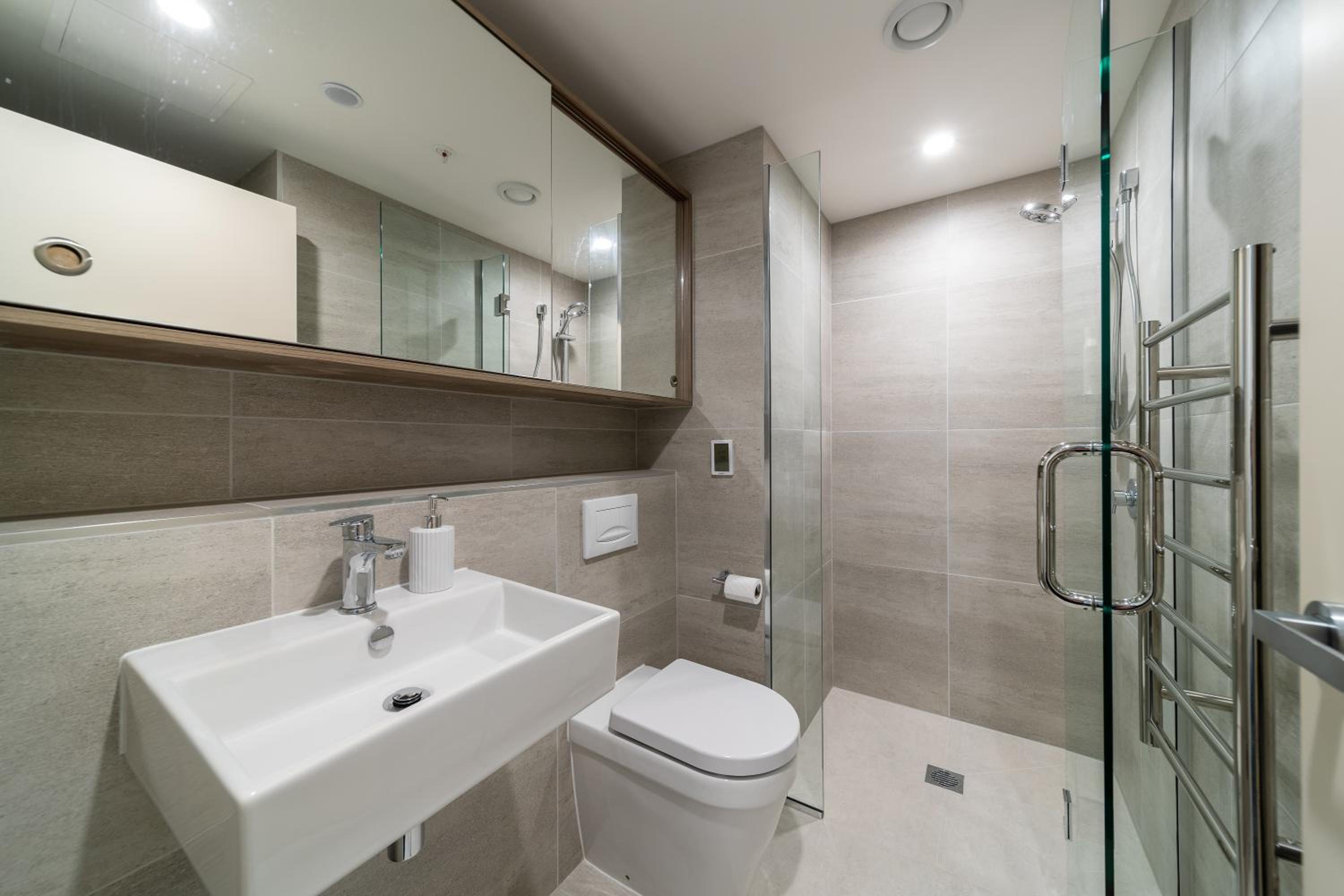 Modern Apartment with Mountain Views-free parking view 4