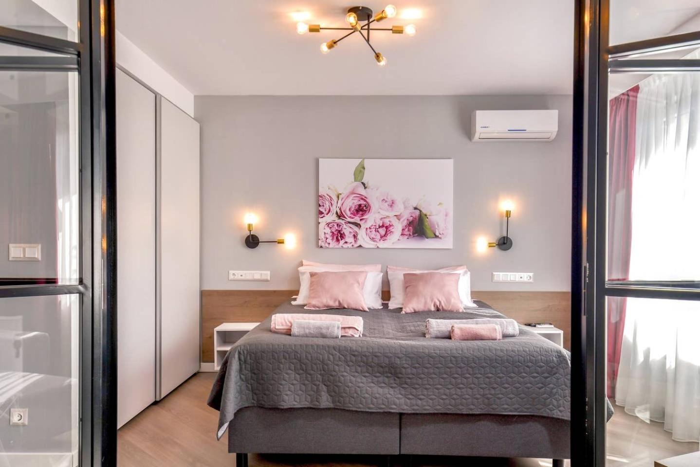 ROSÉ one bedroom designer apartment in city centre by Flat Mаnager view 4